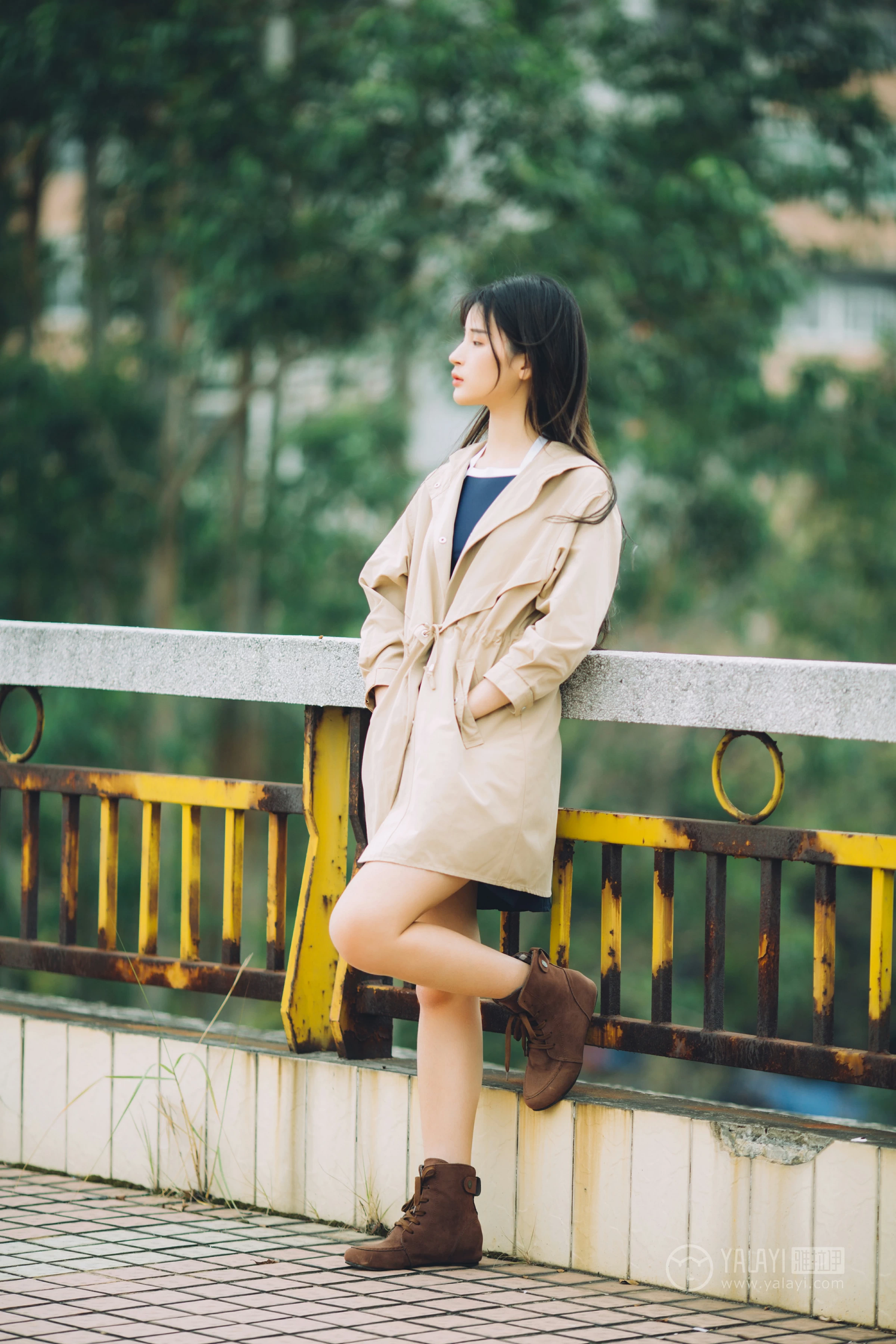 [YALAYI雅拉伊] No.179 焦糖色少女 阿惜 米色风衣与蓝色内衣加短裙性感私房写真集第3张