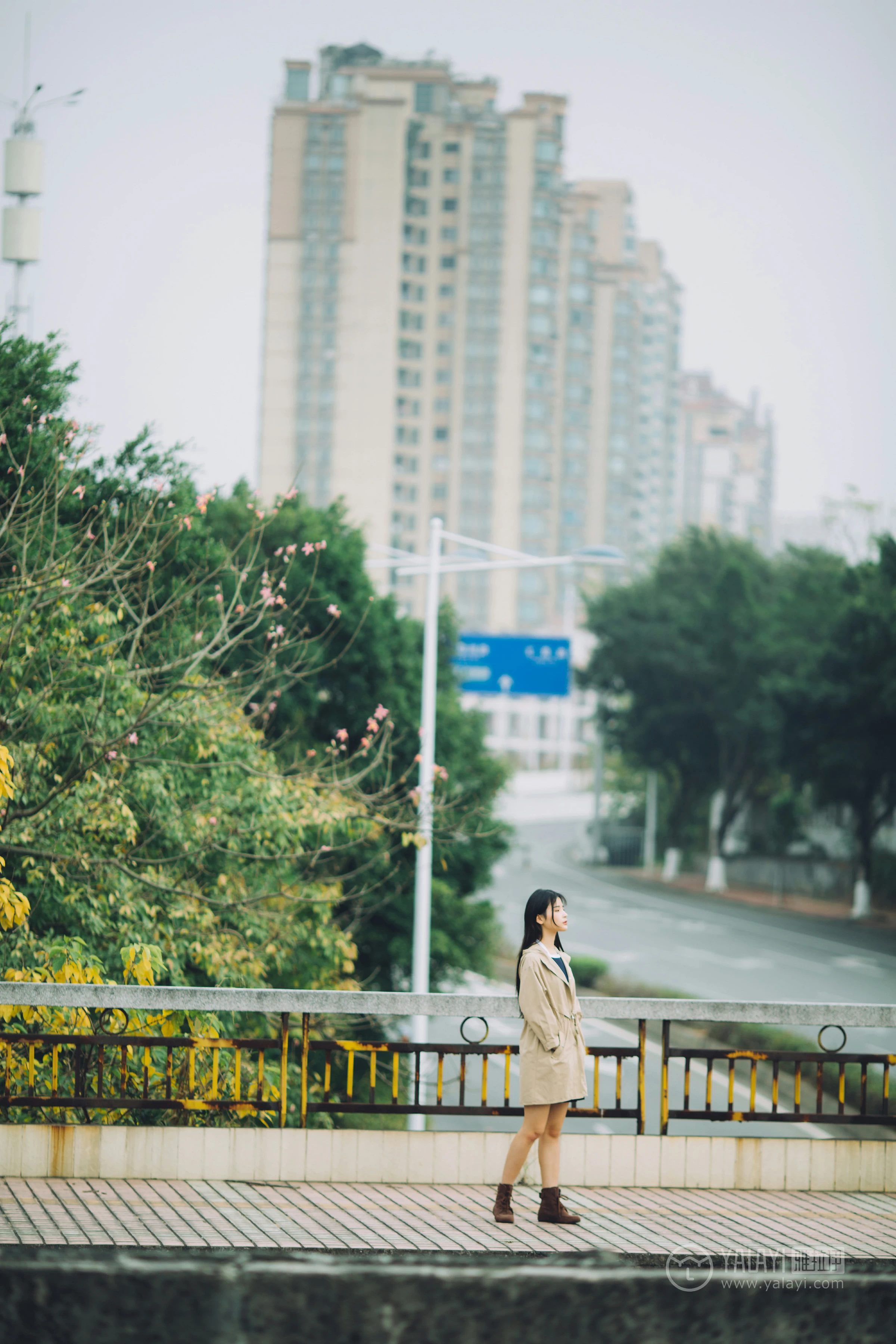 [YALAYI雅拉伊] No.179 焦糖色少女 阿惜 米色风衣与蓝色内衣加短裙性感私房写真集第8张