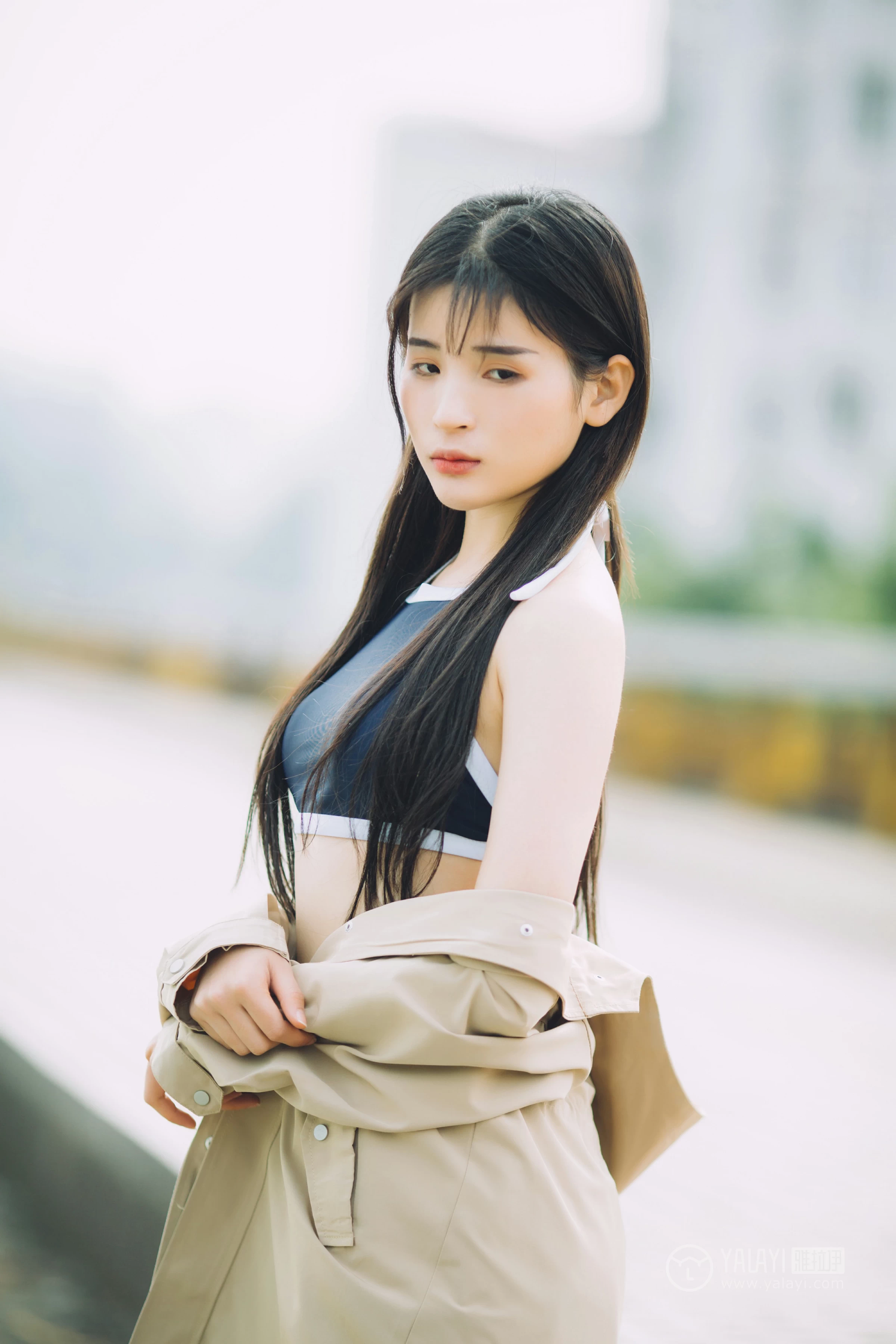 [YALAYI雅拉伊] No.179 焦糖色少女 阿惜 米色风衣与蓝色内衣加短裙性感私房写真集第12张