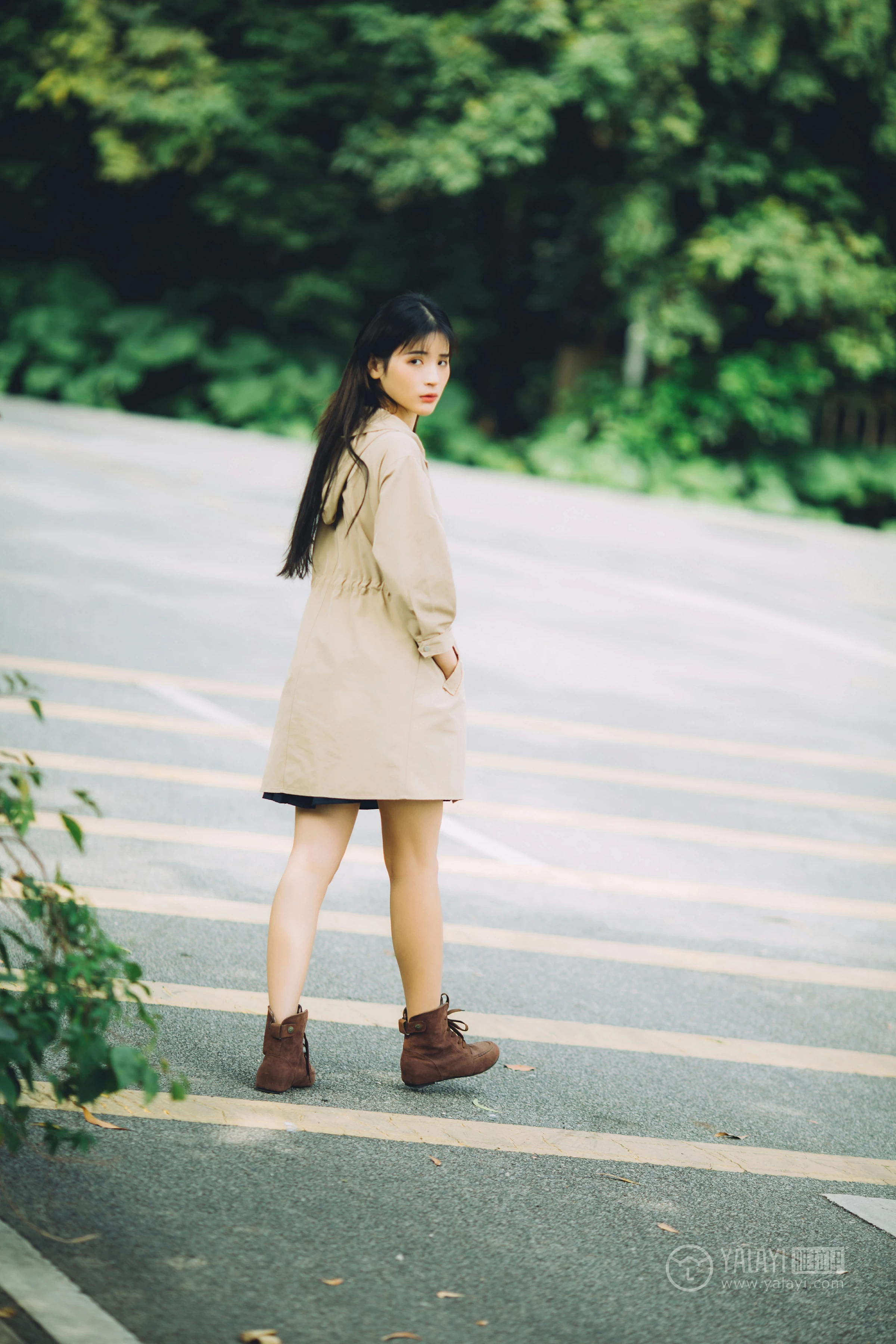 [YALAYI雅拉伊] No.179 焦糖色少女 阿惜 米色风衣与蓝色内衣加短裙性感私房写真集第14张