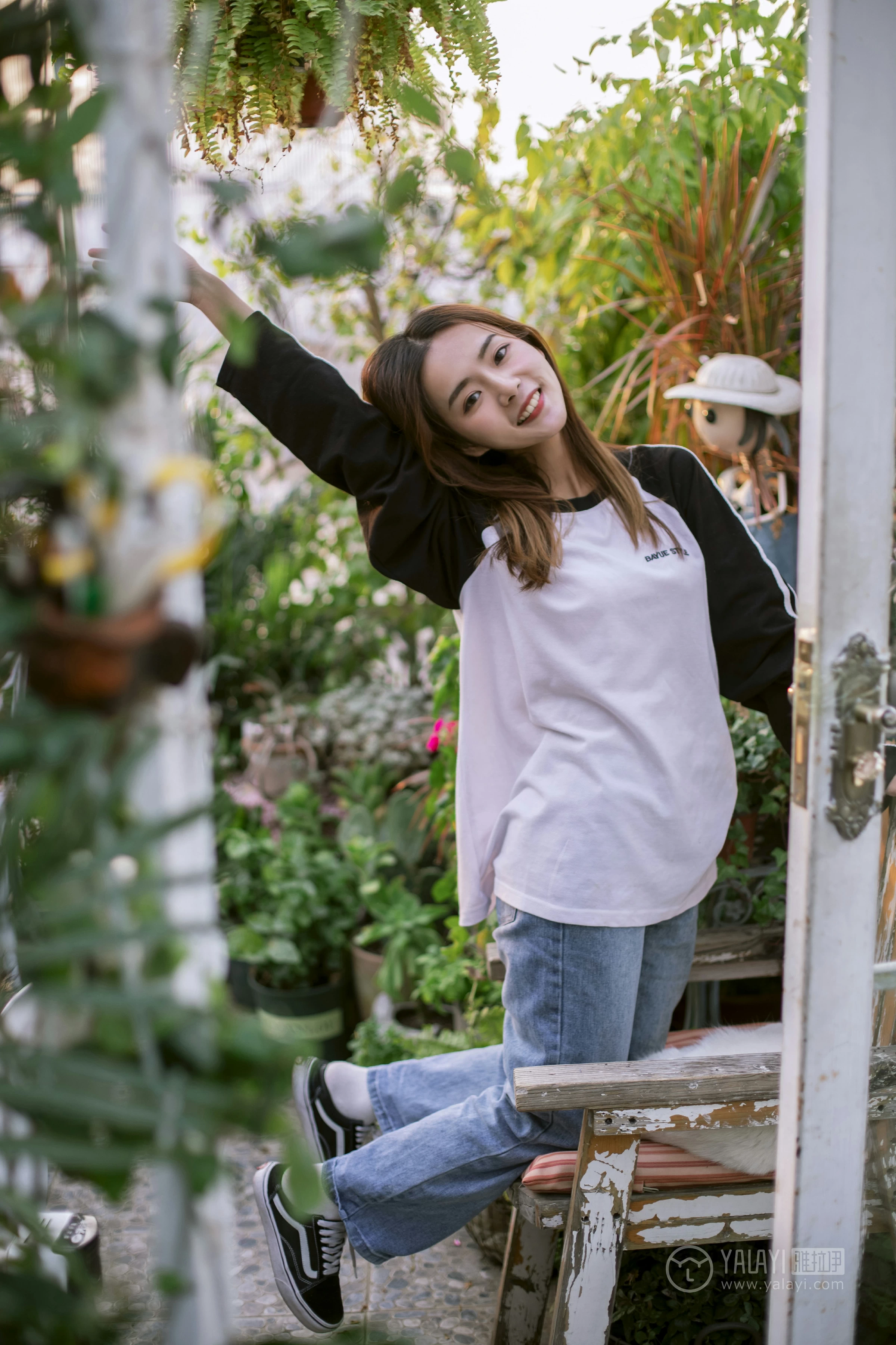 [YALAYI雅拉伊] No.180 我想有个花园 白日梦 黑白卫衣加紧身牛仔裤清纯可爱私房写真集第18张