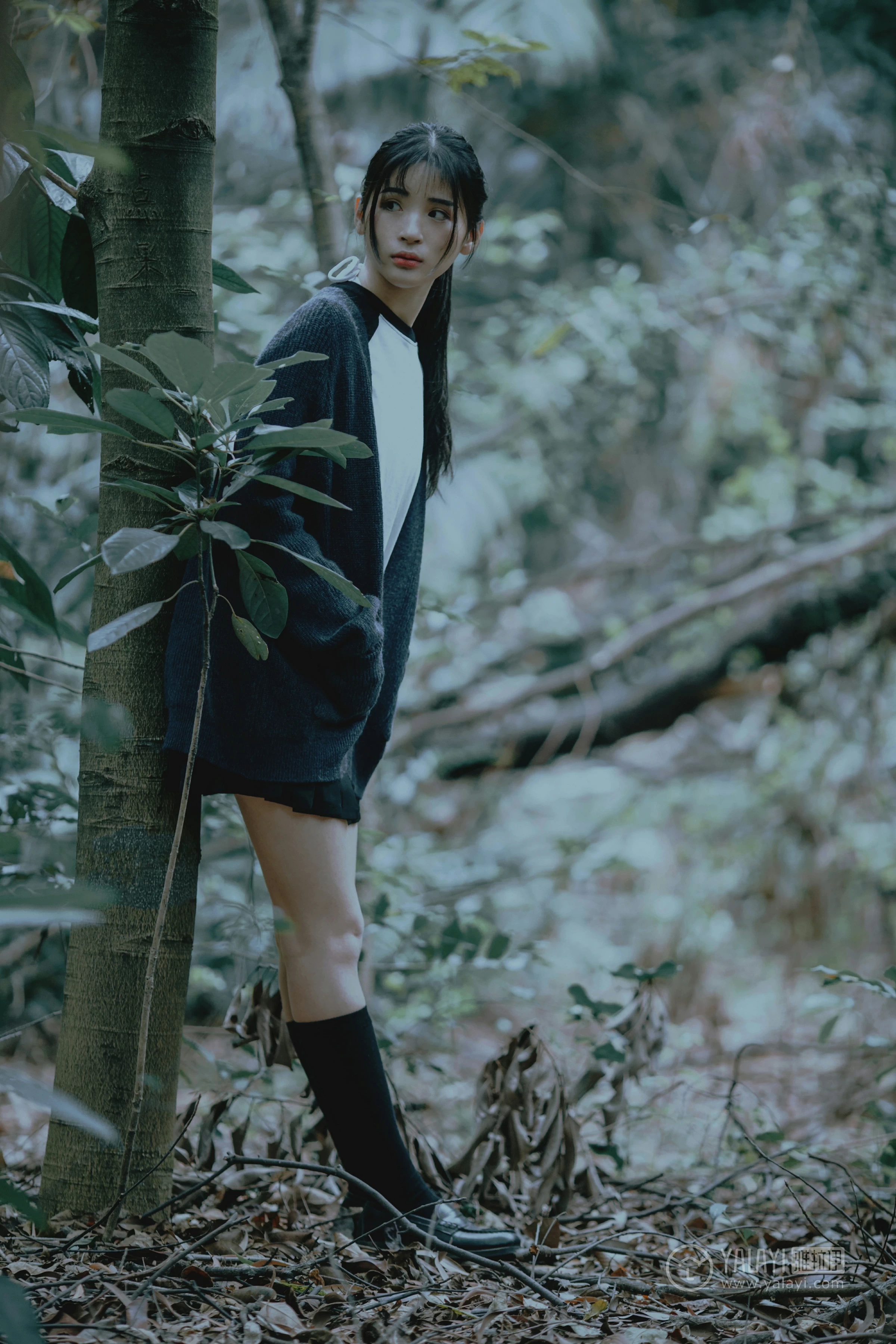 [YALAYI雅拉伊]No.183 深山漫步少女 阿惜 黑色外套与短袖加白色情趣内衣性感私房写真集第4张