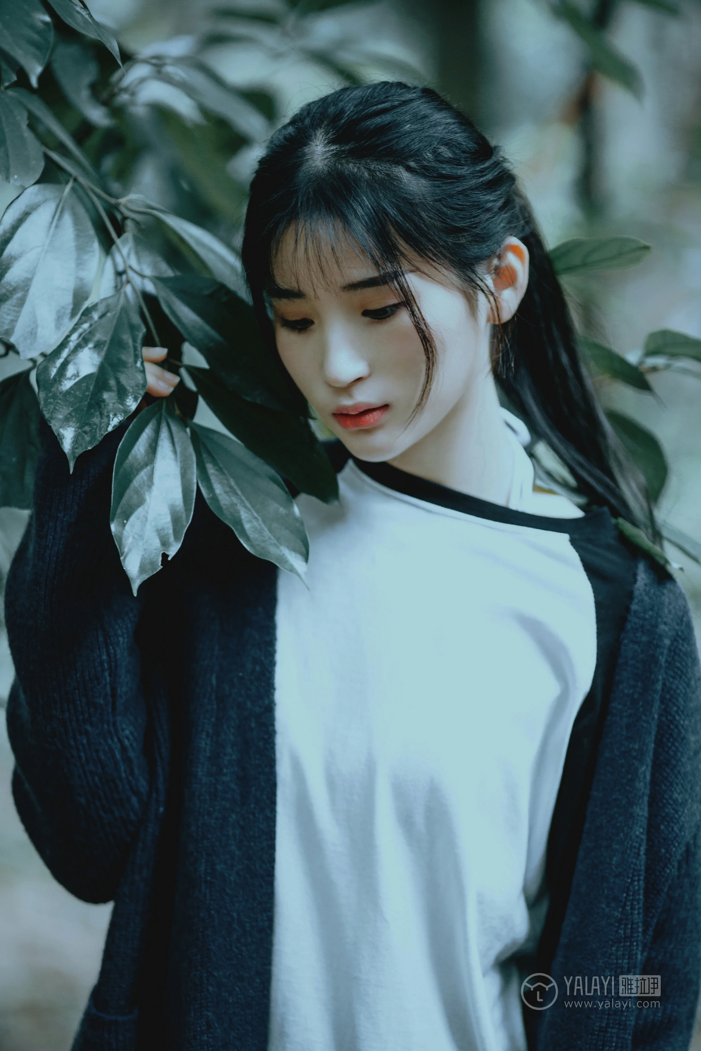[YALAYI雅拉伊]No.183 深山漫步少女 阿惜 黑色外套与短袖加白色情趣内衣性感私房写真集第6张