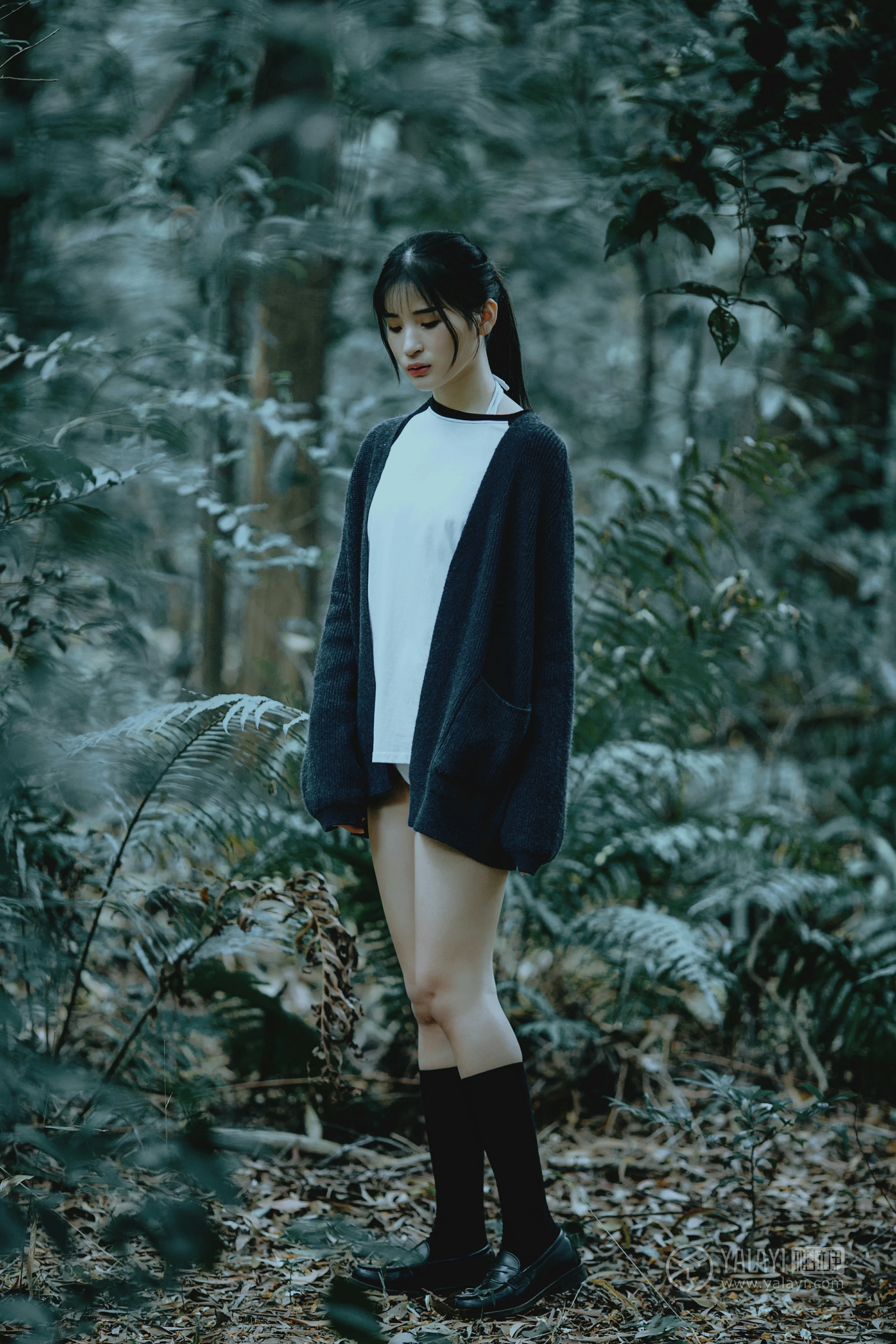 [YALAYI雅拉伊]No.183 深山漫步少女 阿惜 黑色外套与短袖加白色情趣内衣性感私房写真集第7张