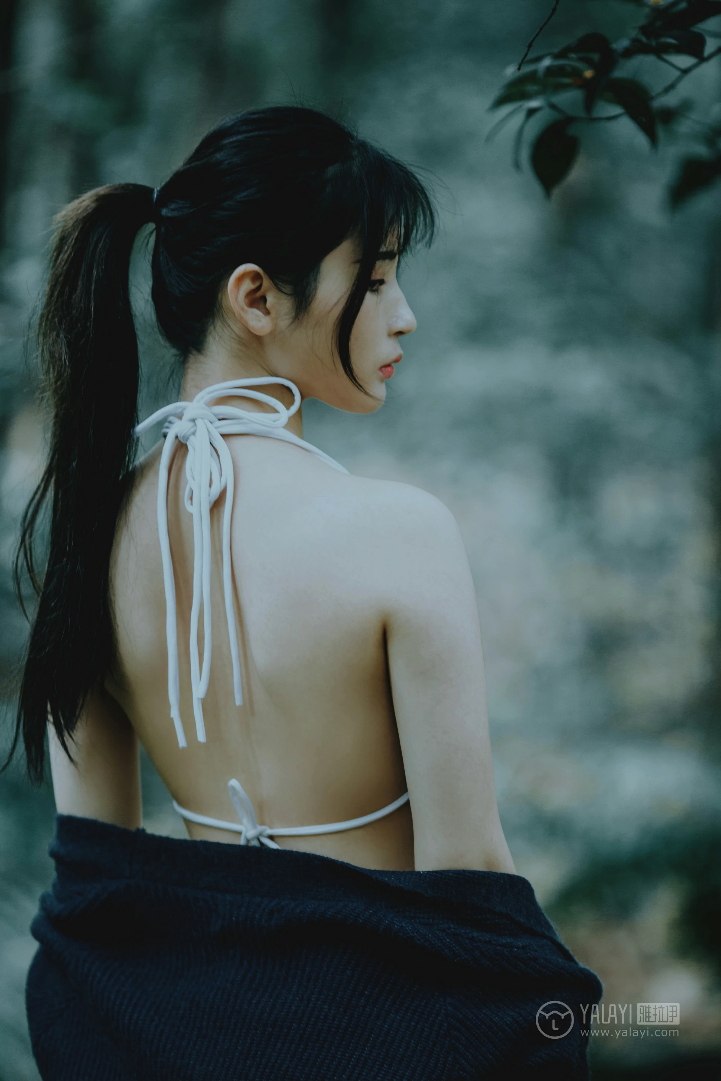 [YALAYI雅拉伊]No.183 深山漫步少女 阿惜 黑色外套与短袖加白色情趣内衣性感私房写真集第15张
