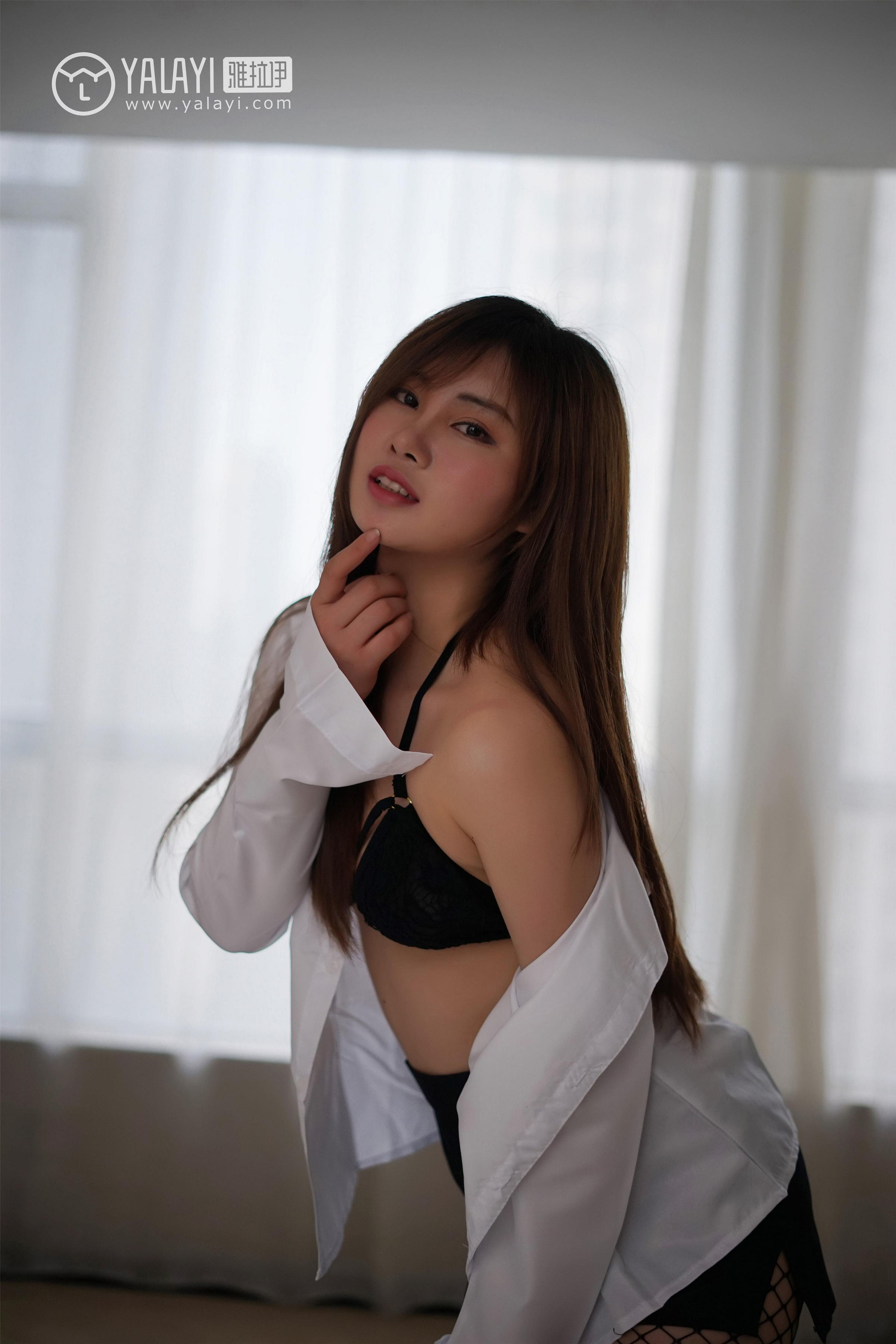 [YALAYI雅拉伊]NO.002 妮妮的黑丝诱惑 艾妮妮 性感女警官制服与短裙加黑色丝袜美腿私房写真集第2张