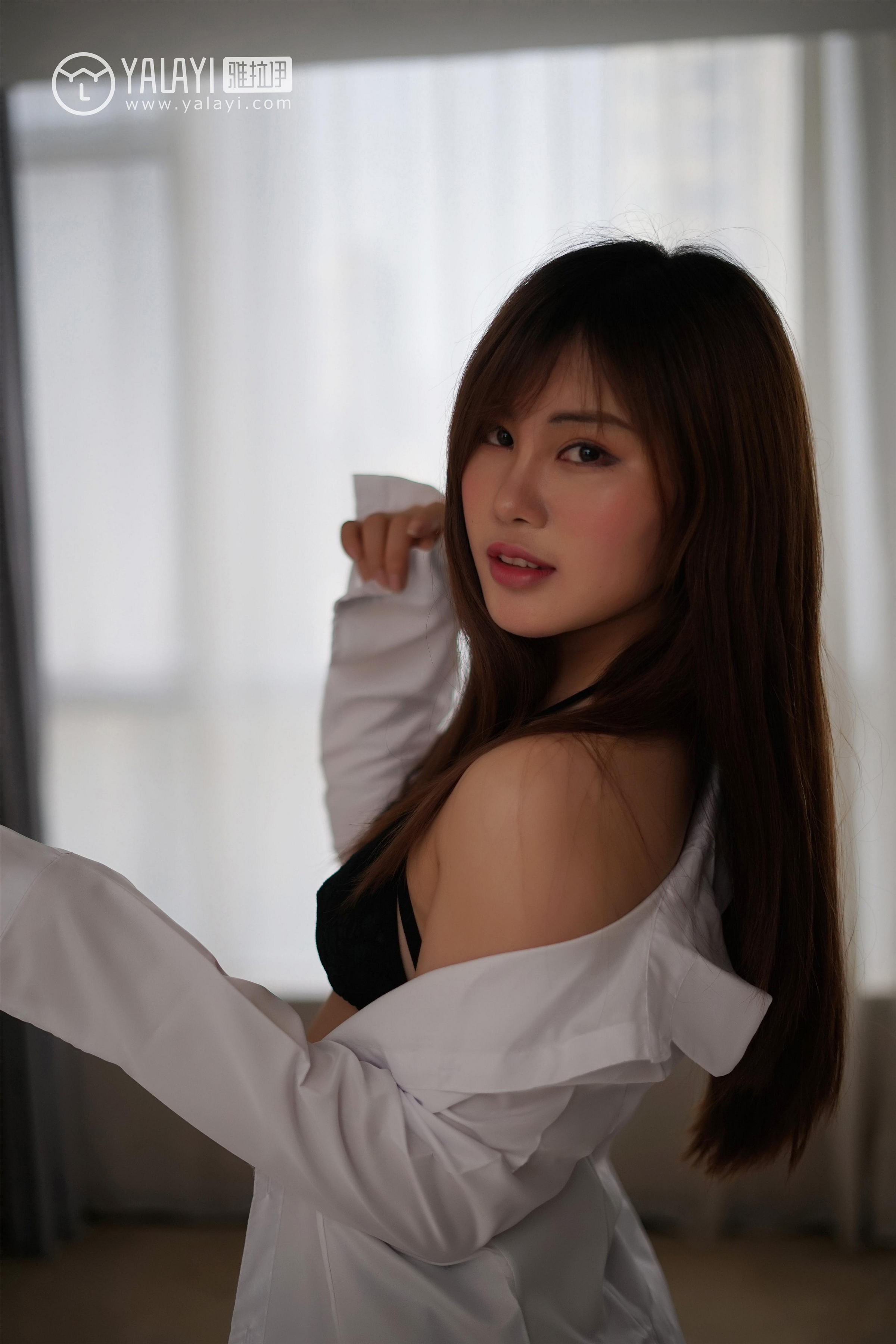 [YALAYI雅拉伊]NO.002 妮妮的黑丝诱惑 艾妮妮 性感女警官制服与短裙加黑色丝袜美腿私房写真集第4张