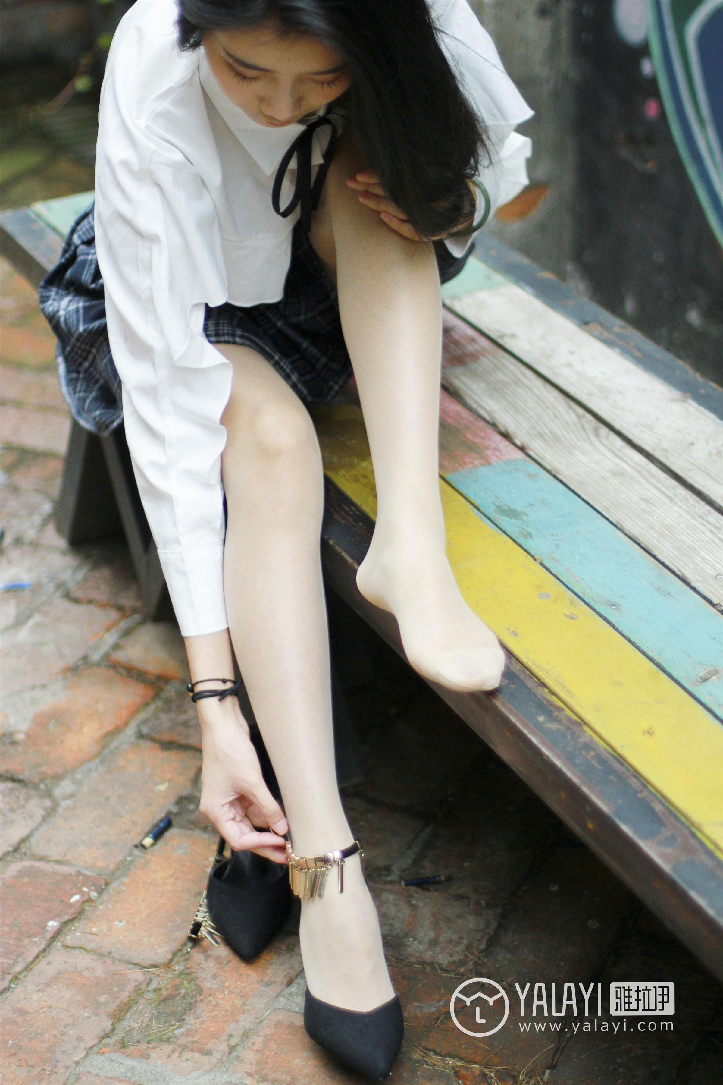 [YALAYI雅拉伊]NO.004 古装肉丝 林小珂 白色衬衫与短裙加肉色丝袜美腿性感私房写真集第4张