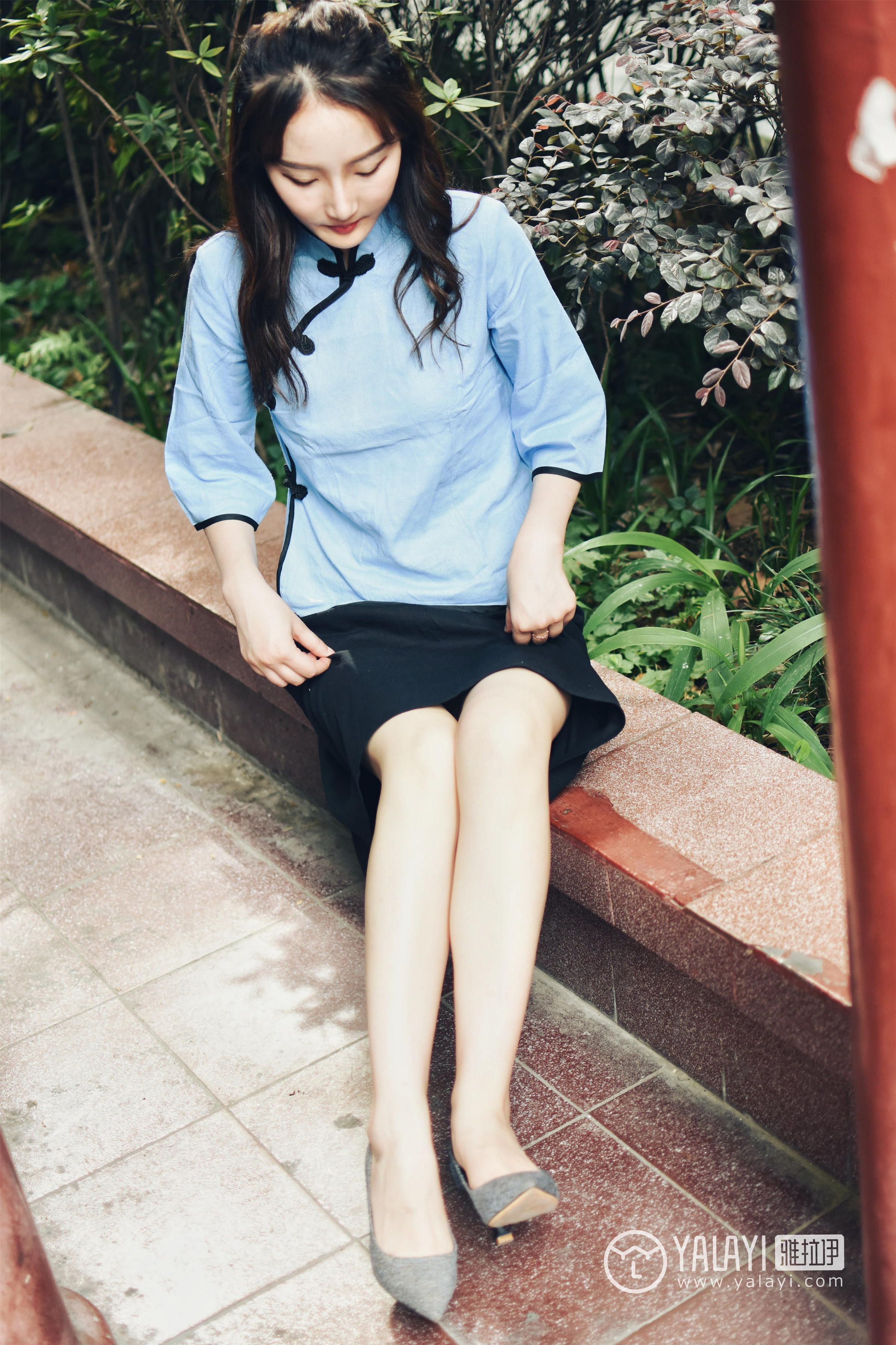[YALAYI雅拉伊]NO.005 民国女孩叶肖肖 民国女生制服与白色短袖及黑色短裙加肉色丝袜美腿性感私房写真集第10张