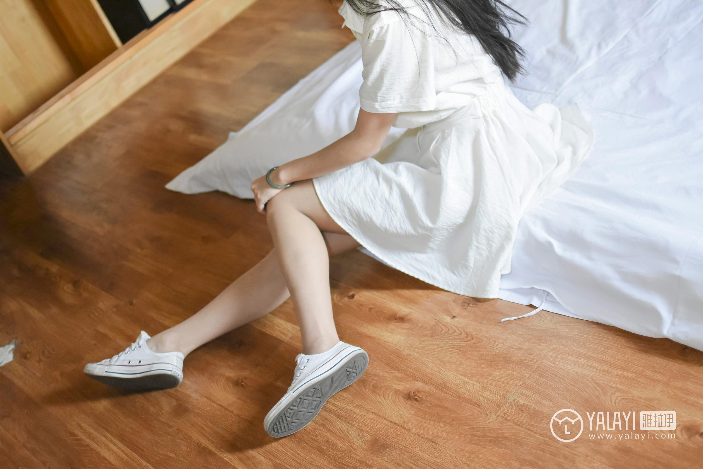 [YALAYI雅拉伊]NO.009 小珂日常 林小珂 白色连衣裙加美腿玉足性感私房写真集第4张