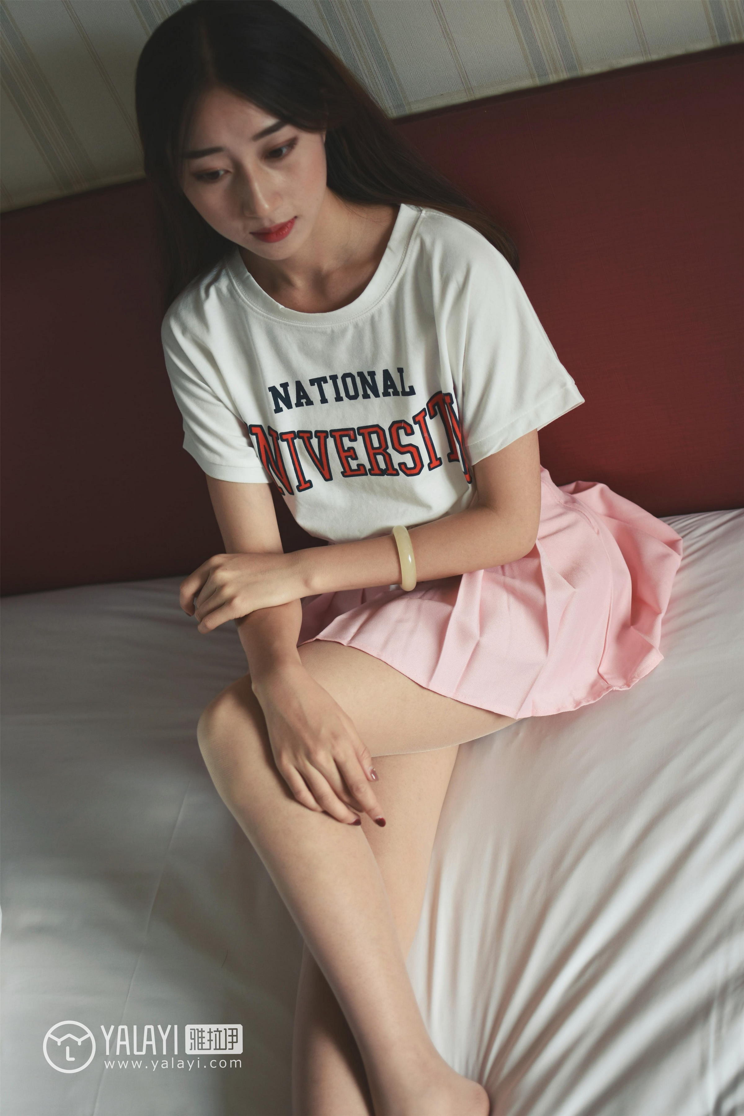 [YALAYI雅拉伊]NO.010 可爱啦啦队服 木晓雨 白色短袖与粉色短裙加肉色丝袜美腿性感私房写真集第17张