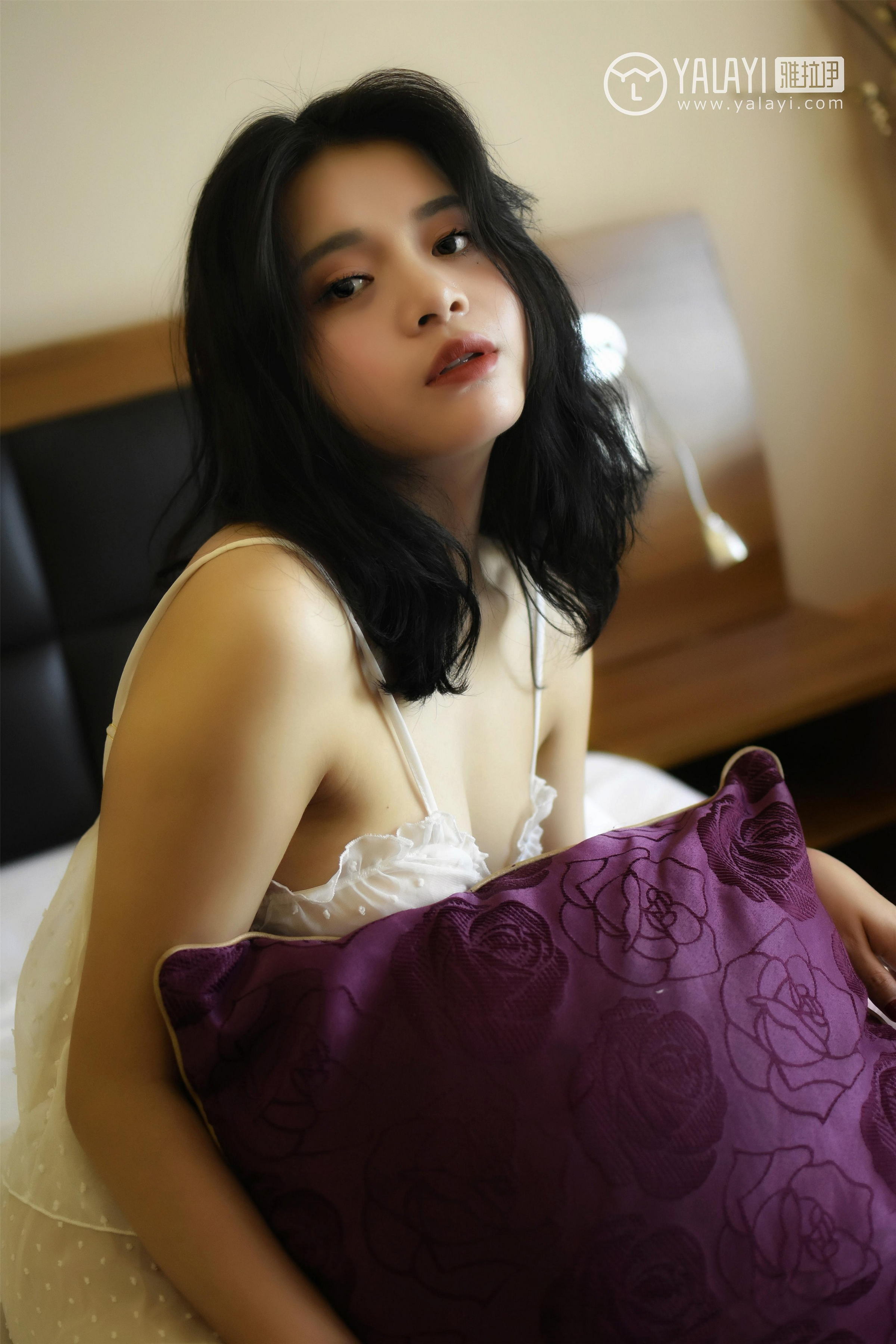 [YALAYI雅拉伊]NO.011 心蕊的睡衣魅惑 米心蕊 黑色蕾丝内衣加黑色情趣渔网袜性感私房写真集第6张