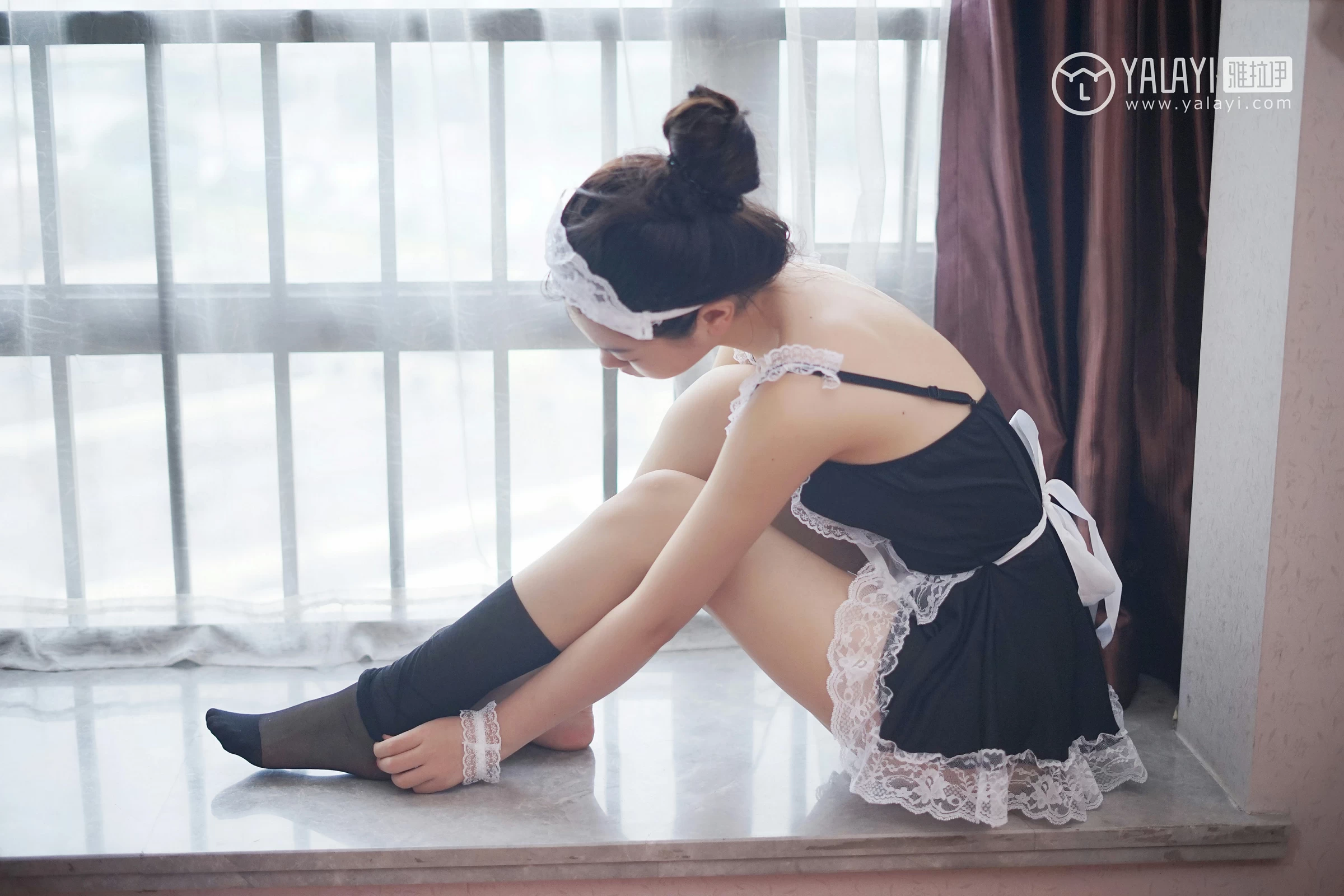 [YALAYI雅拉伊]NO.021 少女女仆 严冰冰 性感制服与黑色透视情趣内衣裙私房写真集第7张
