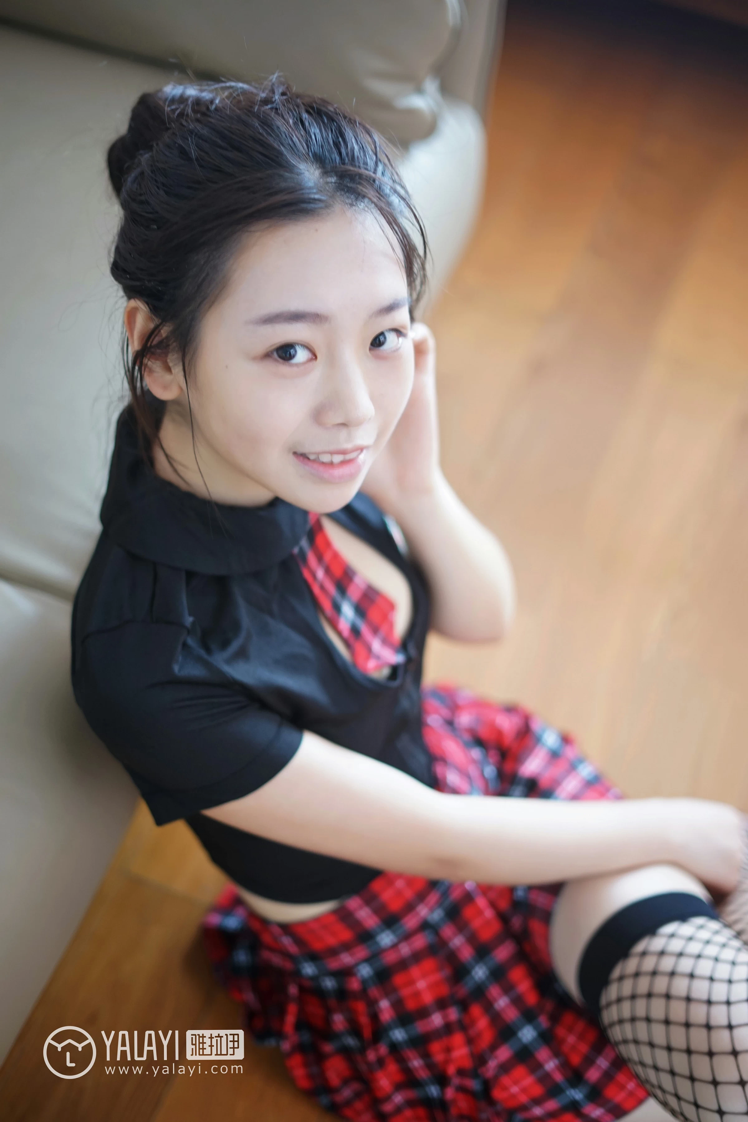 [YALAYI雅拉伊]NO.022 私房物语 严冰冰 黑色紧身制服加格子短裙与白色浴袍性感私房写真集第7张