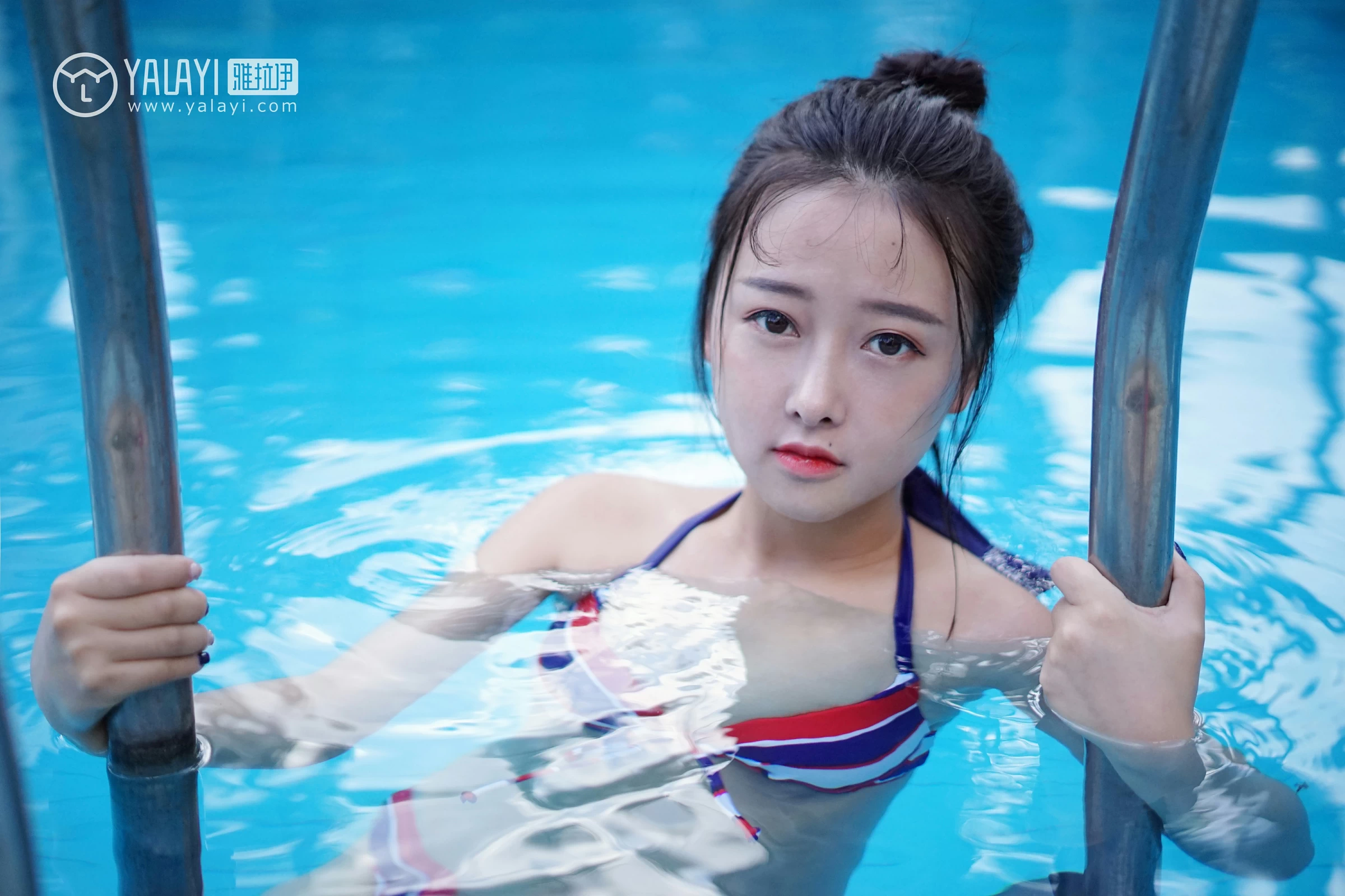 [YALAYI雅拉伊]NO.024 夏日时光 王小淼 彩色比基尼泳装与蓝色浴巾性感私房写真集第4张
