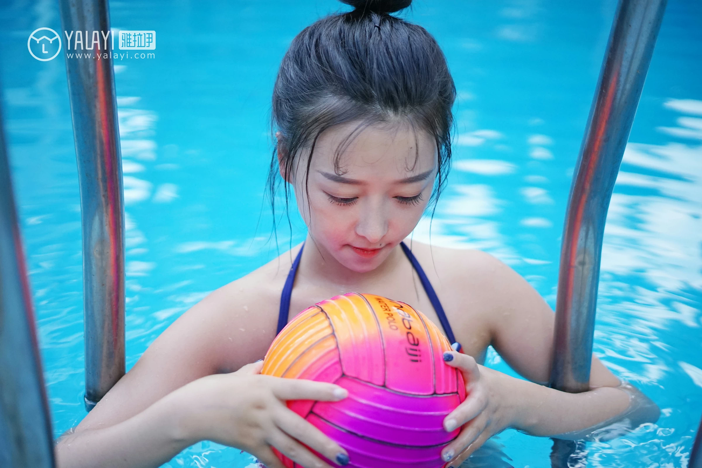 [YALAYI雅拉伊]NO.024 夏日时光 王小淼 彩色比基尼泳装与蓝色浴巾性感私房写真集第5张