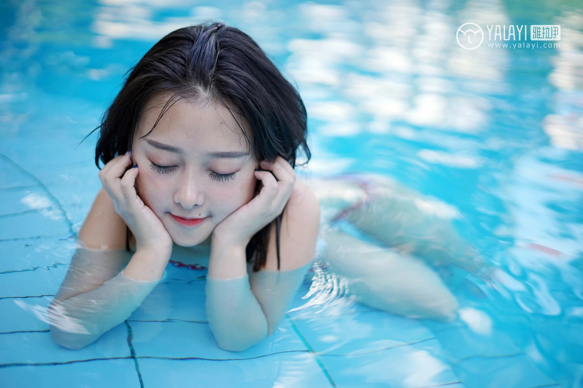 [YALAYI雅拉伊]NO.024 夏日时光 王小淼 彩色比基尼泳装与蓝色浴巾性感私房写真集第9张