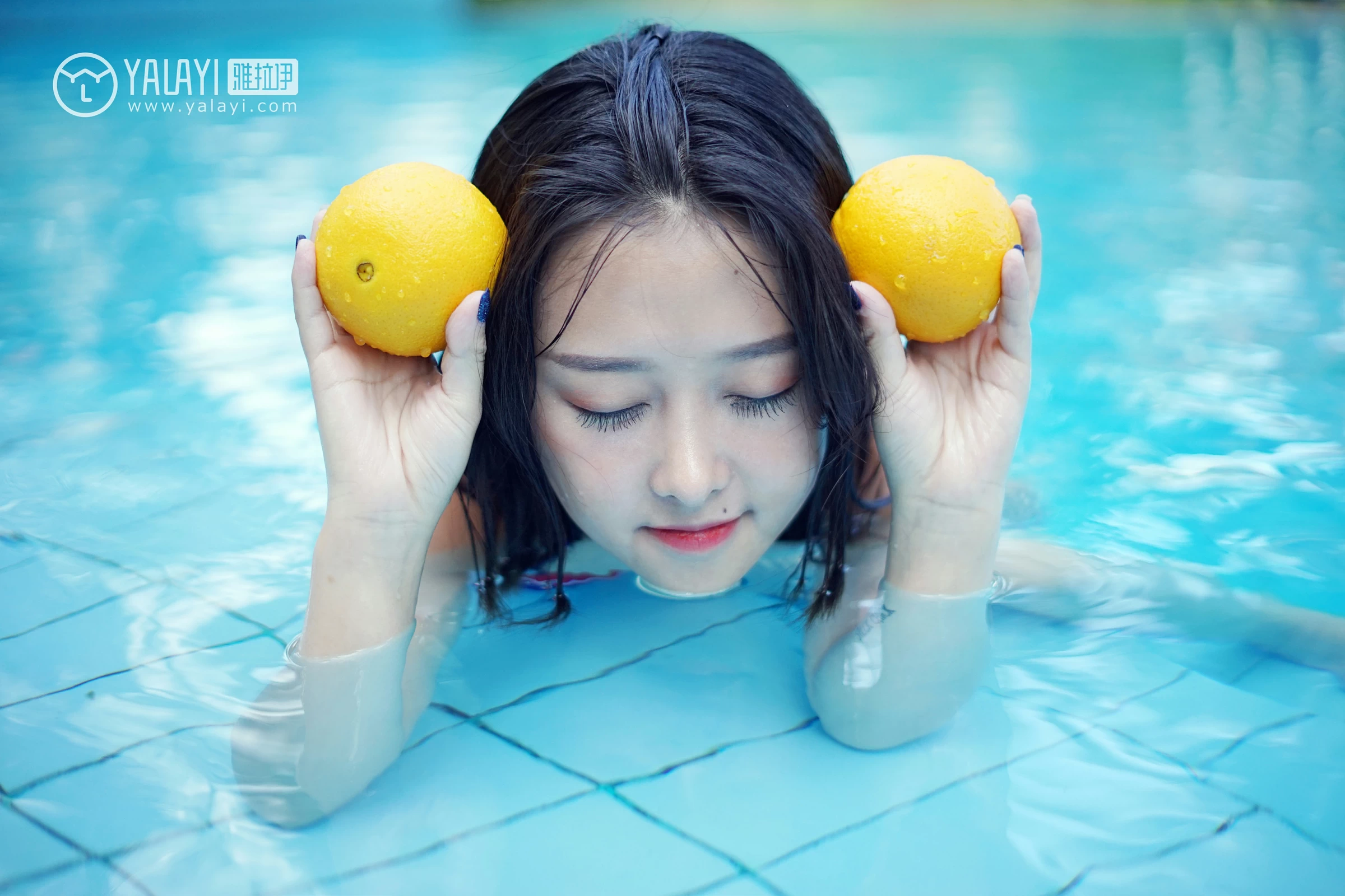 [YALAYI雅拉伊]NO.024 夏日时光 王小淼 彩色比基尼泳装与蓝色浴巾性感私房写真集第10张