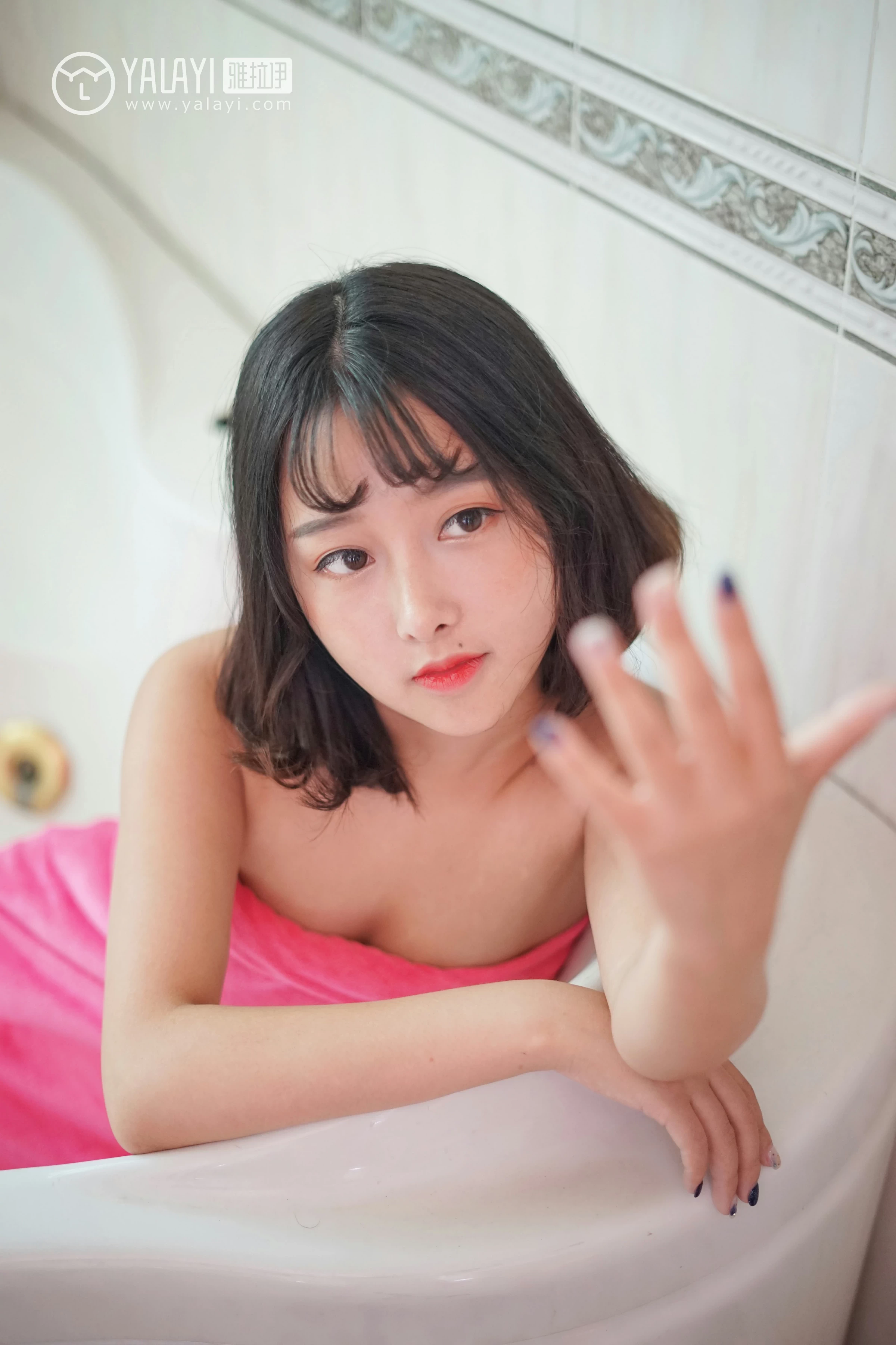 [YALAYI雅拉伊]NO.025 醉在红酒杯里 王小淼 红色蕾丝塑身内衣与红色浴袍性感私房写真集第13张