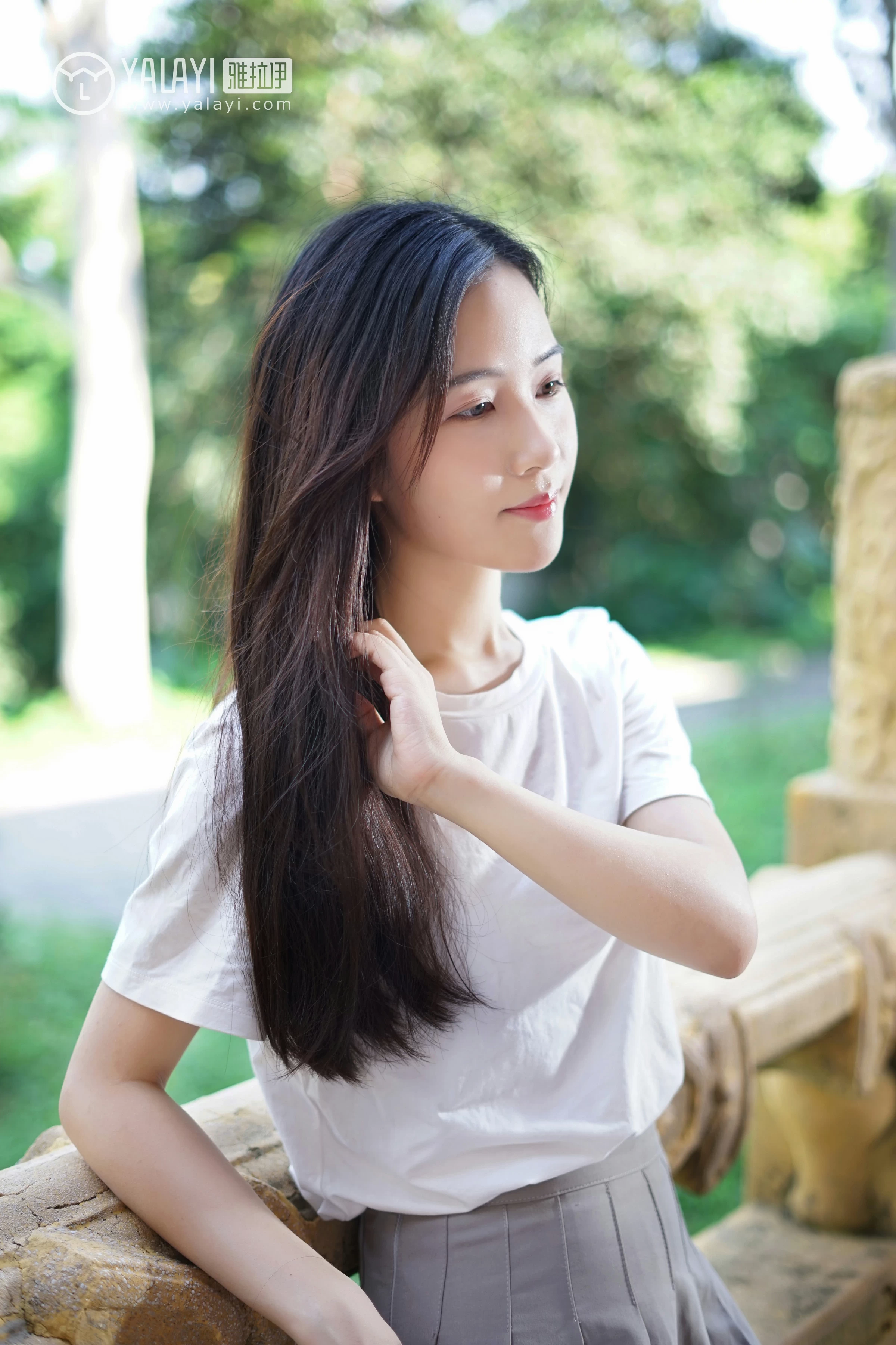 [YALAYI雅拉伊]NO.027 校园邂逅 卡柔 白色短袖加灰色短裙与吊带连衣裙性感私房写真集第2张