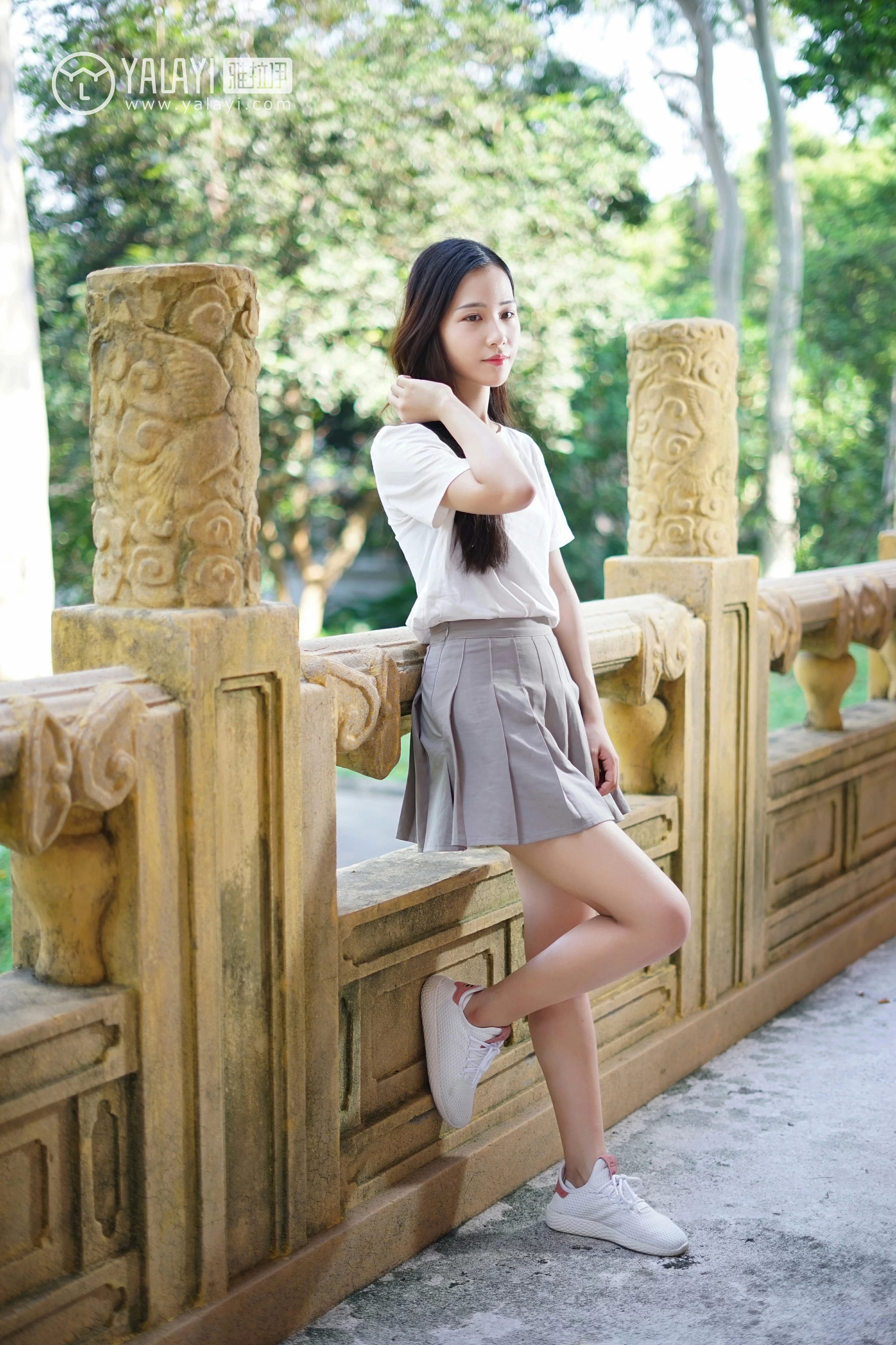 [YALAYI雅拉伊]NO.027 校园邂逅 卡柔 白色短袖加灰色短裙与吊带连衣裙性感私房写真集第2张