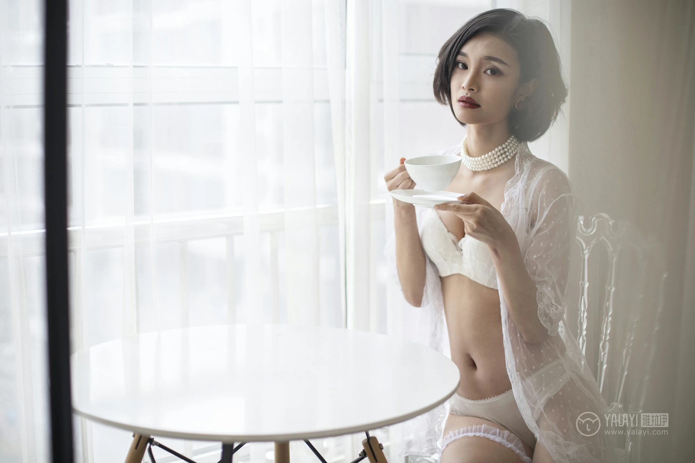 [YALAYI雅拉伊]No.187 盼兮 王艺颖 透视镂空睡衣与白色蕾丝内衣加白色情趣渔网袜性感私房写真集第2张