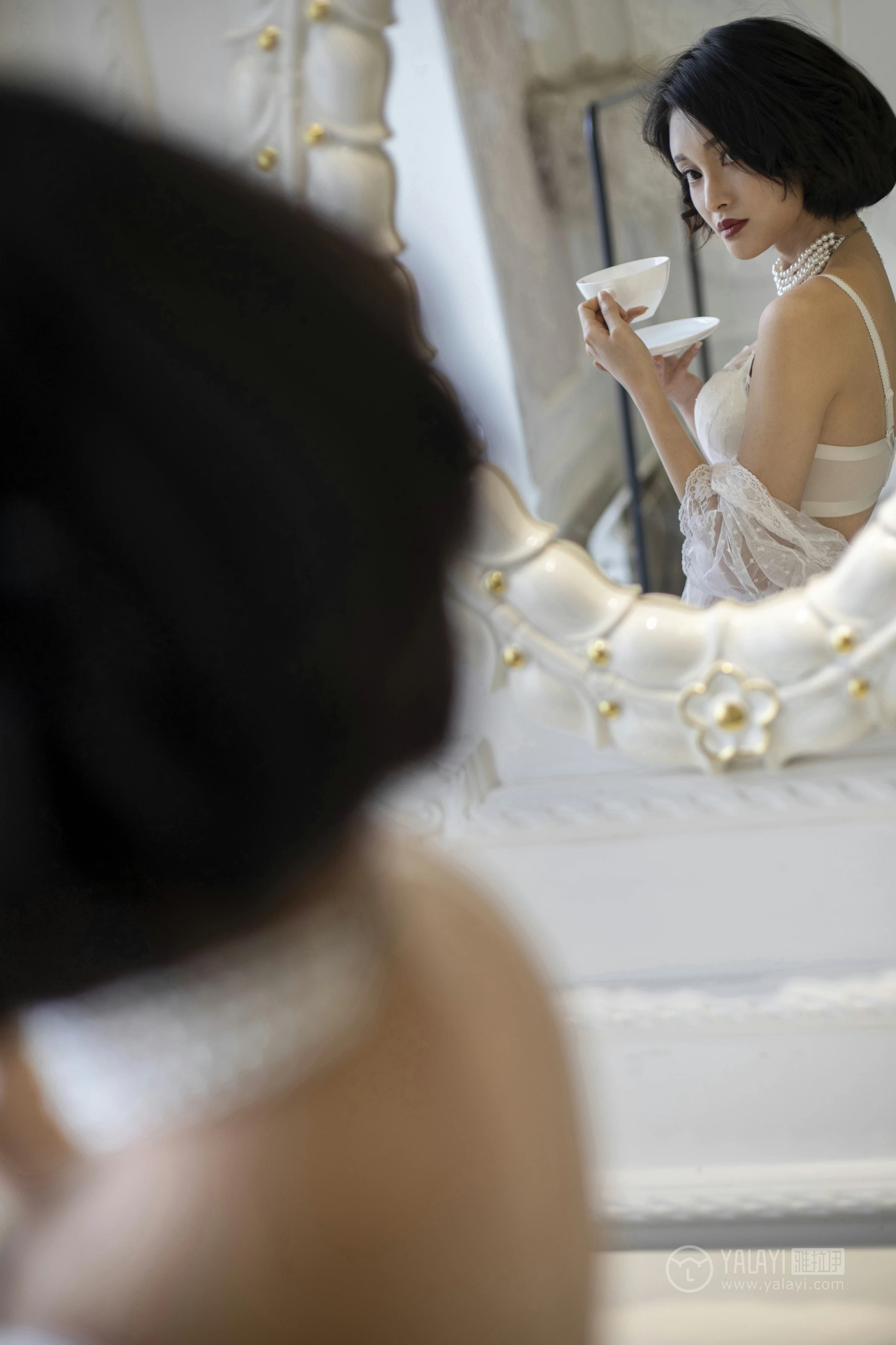 [YALAYI雅拉伊]No.187 盼兮 王艺颖 透视镂空睡衣与白色蕾丝内衣加白色情趣渔网袜性感私房写真集第3张