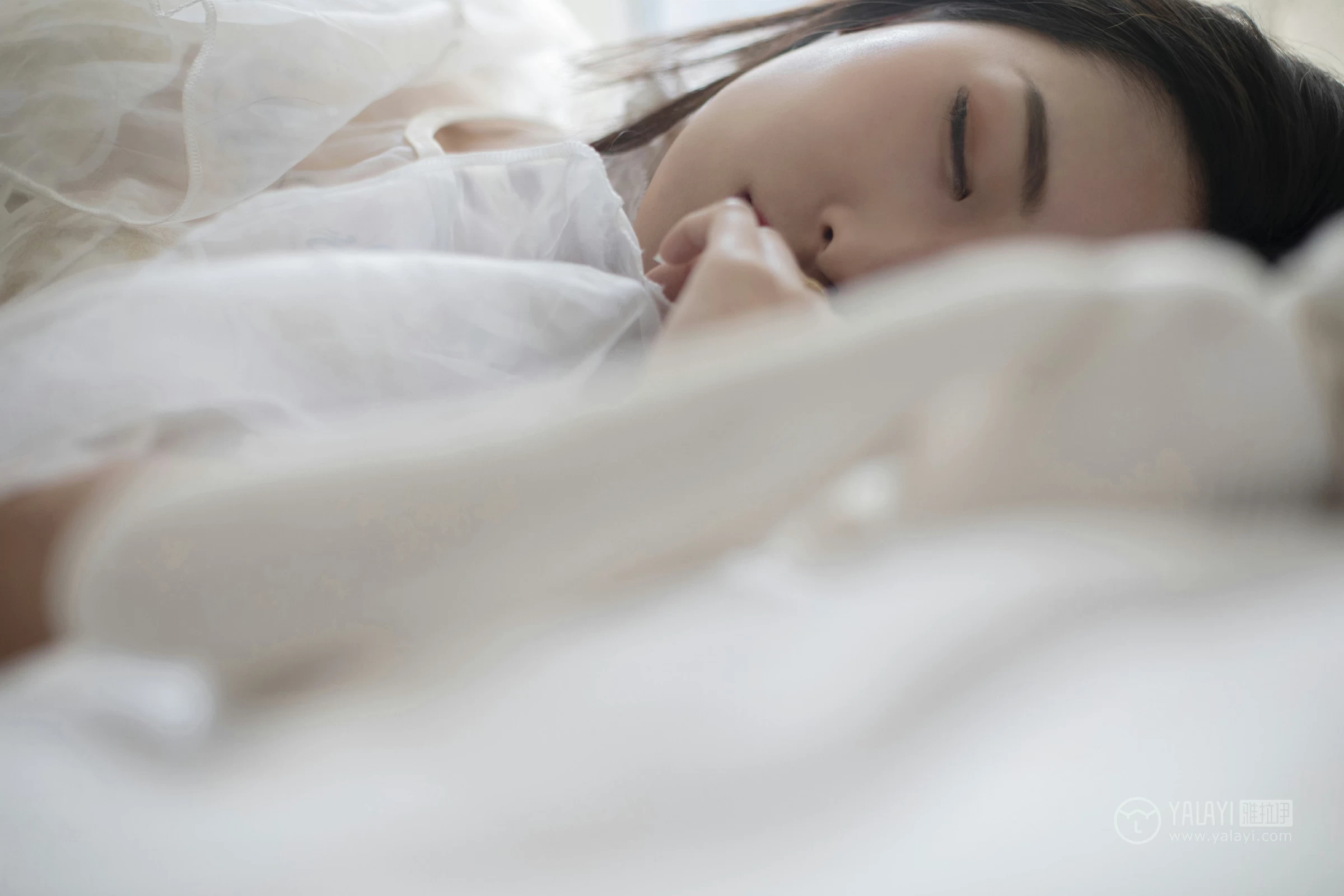 [YALAYI雅拉伊]No.188 蕾丝浅笑 佳佳 白色情趣透视纱裙加白色蕾丝内衣性感私房写真集第3张