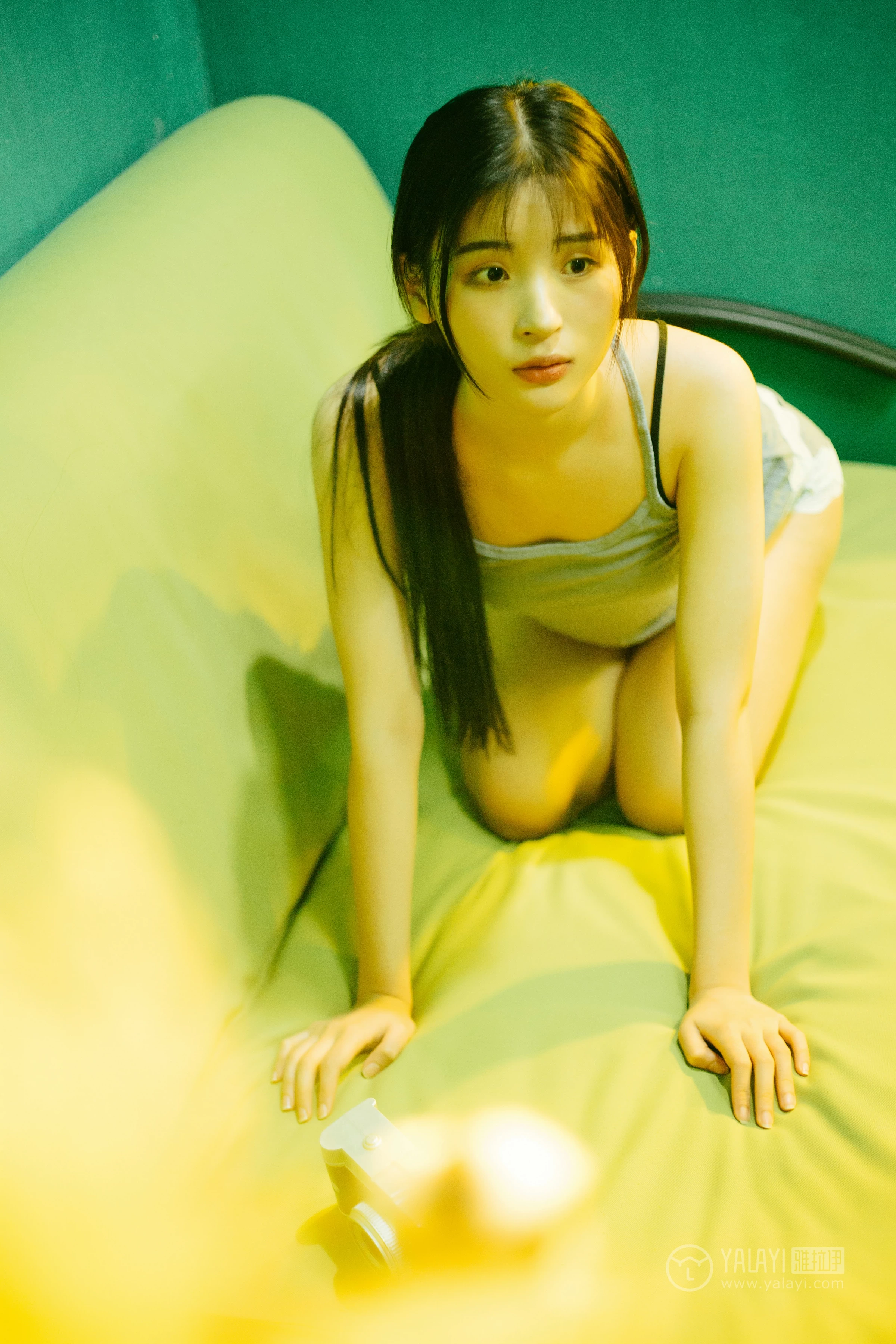 [YALAYI雅拉伊]No.198 重庆森林 阿惜 灰色吊带小背心加安全短裤性感私房写真集第2张