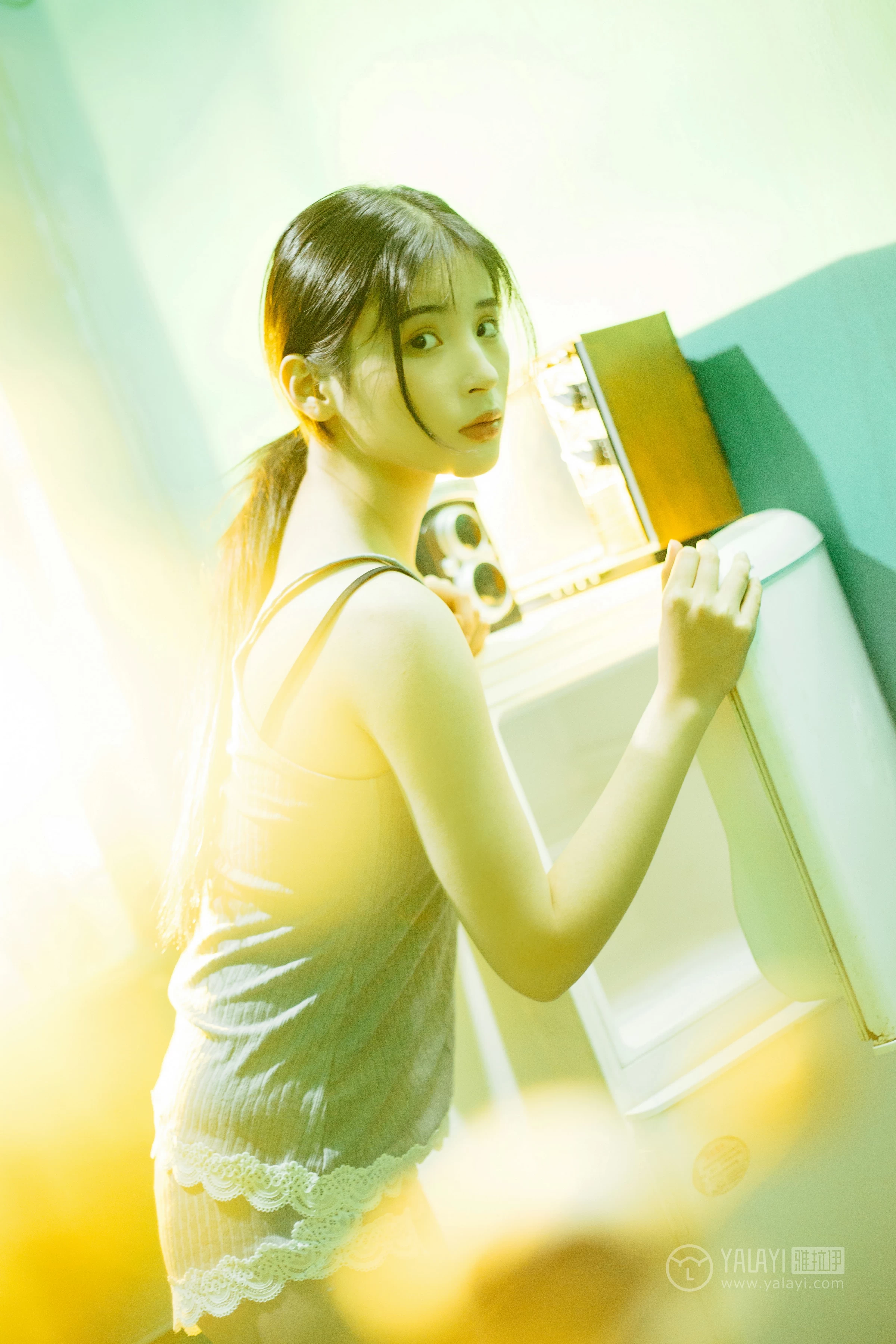 [YALAYI雅拉伊]No.198 重庆森林 阿惜 灰色吊带小背心加安全短裤性感私房写真集第5张