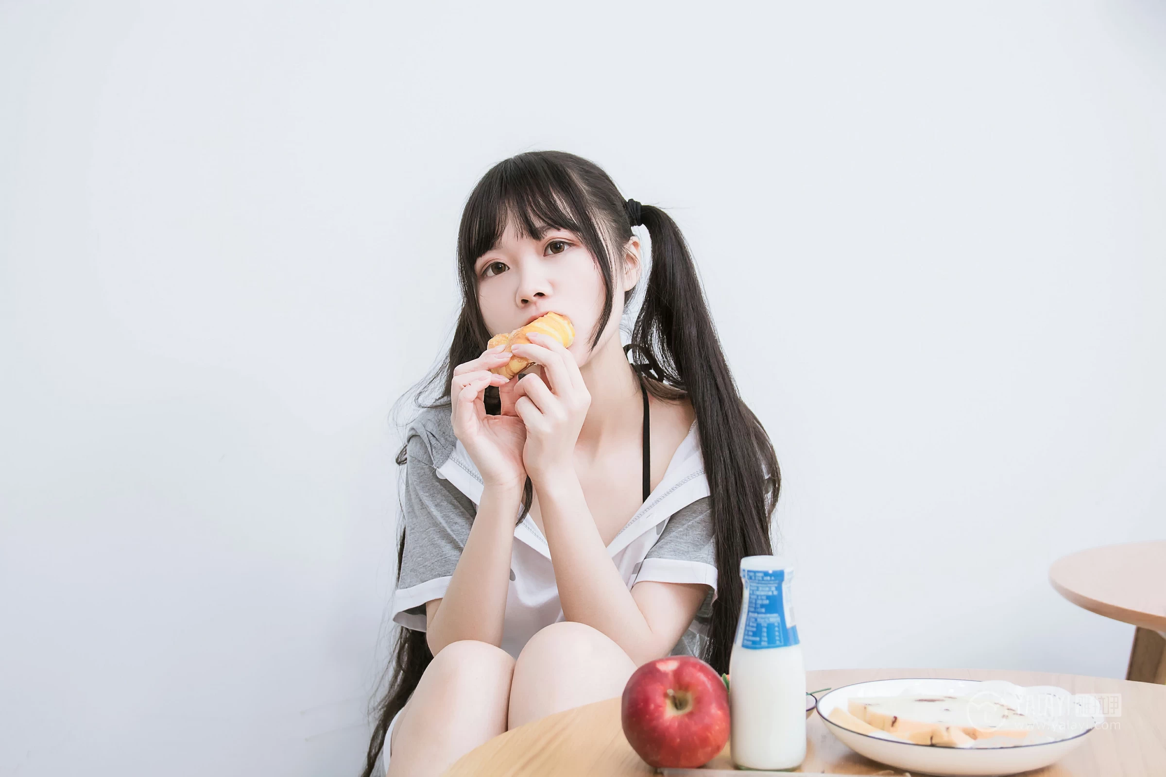 [YALAYI雅拉伊]No.201 龙猫睡衣 小琉 灰色连身睡衣加黑色情趣内衣性感私房写真集第11张