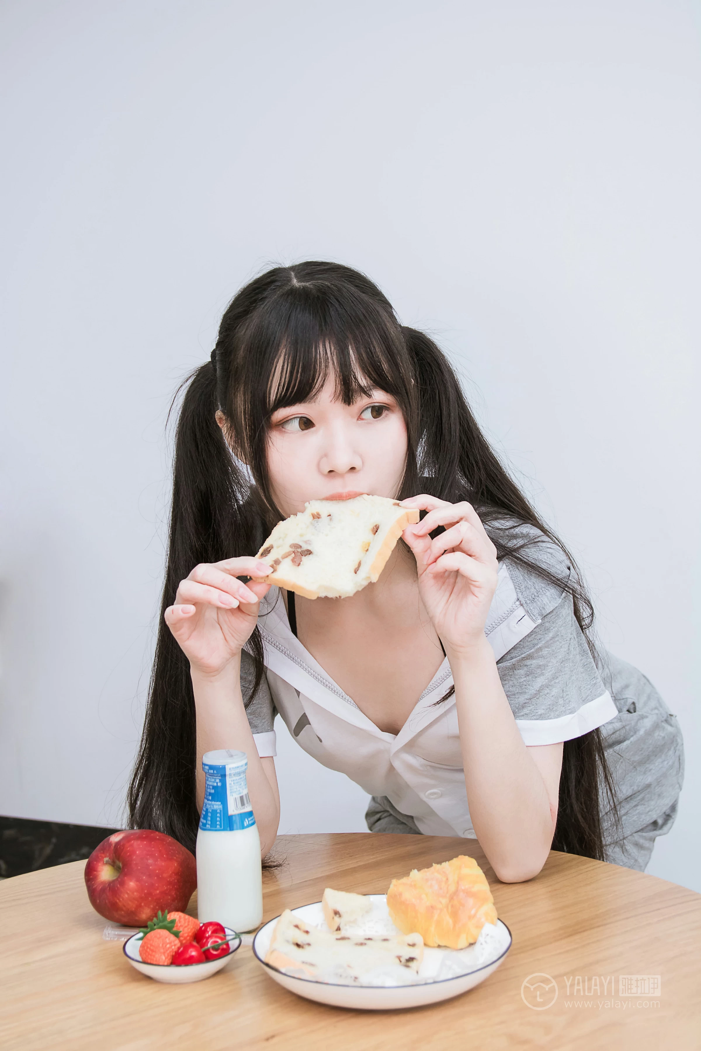 [YALAYI雅拉伊]No.201 龙猫睡衣 小琉 灰色连身睡衣加黑色情趣内衣性感私房写真集第12张