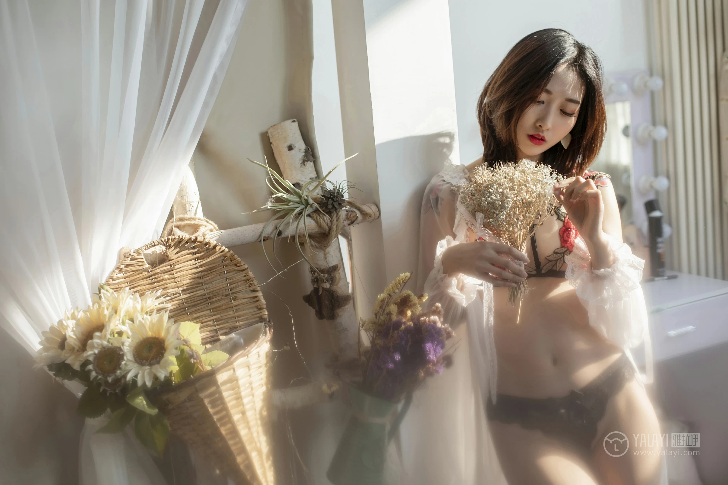 [YALAYI雅拉伊]No.207 田园春梦 佳佳 白色蕾丝睡衣加透视情趣内衣性感私房写真集第2张