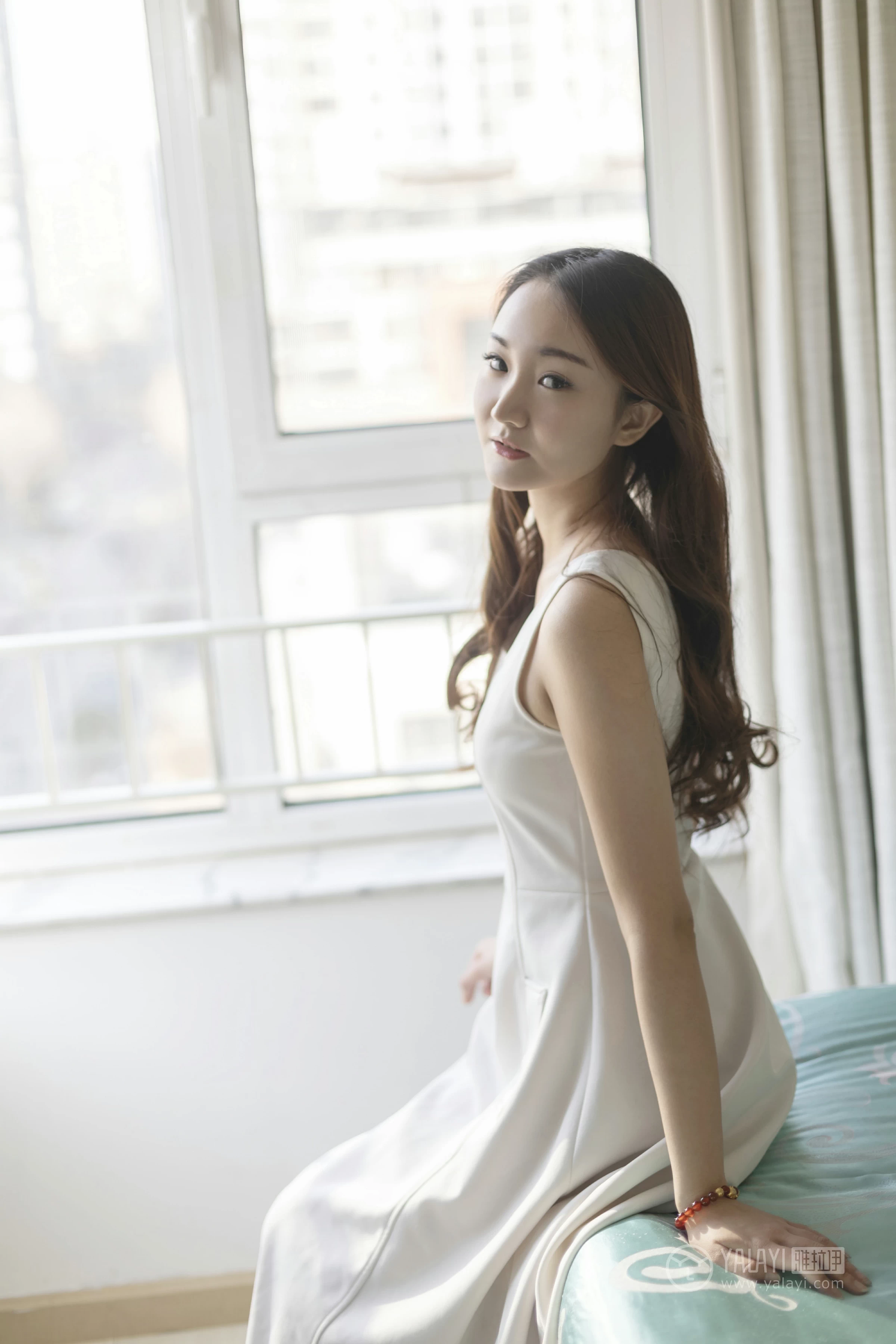 [YALAYI雅拉伊]No.212 白色星期六 丁煊彤 白色连身礼裙性感私房写真集第2张