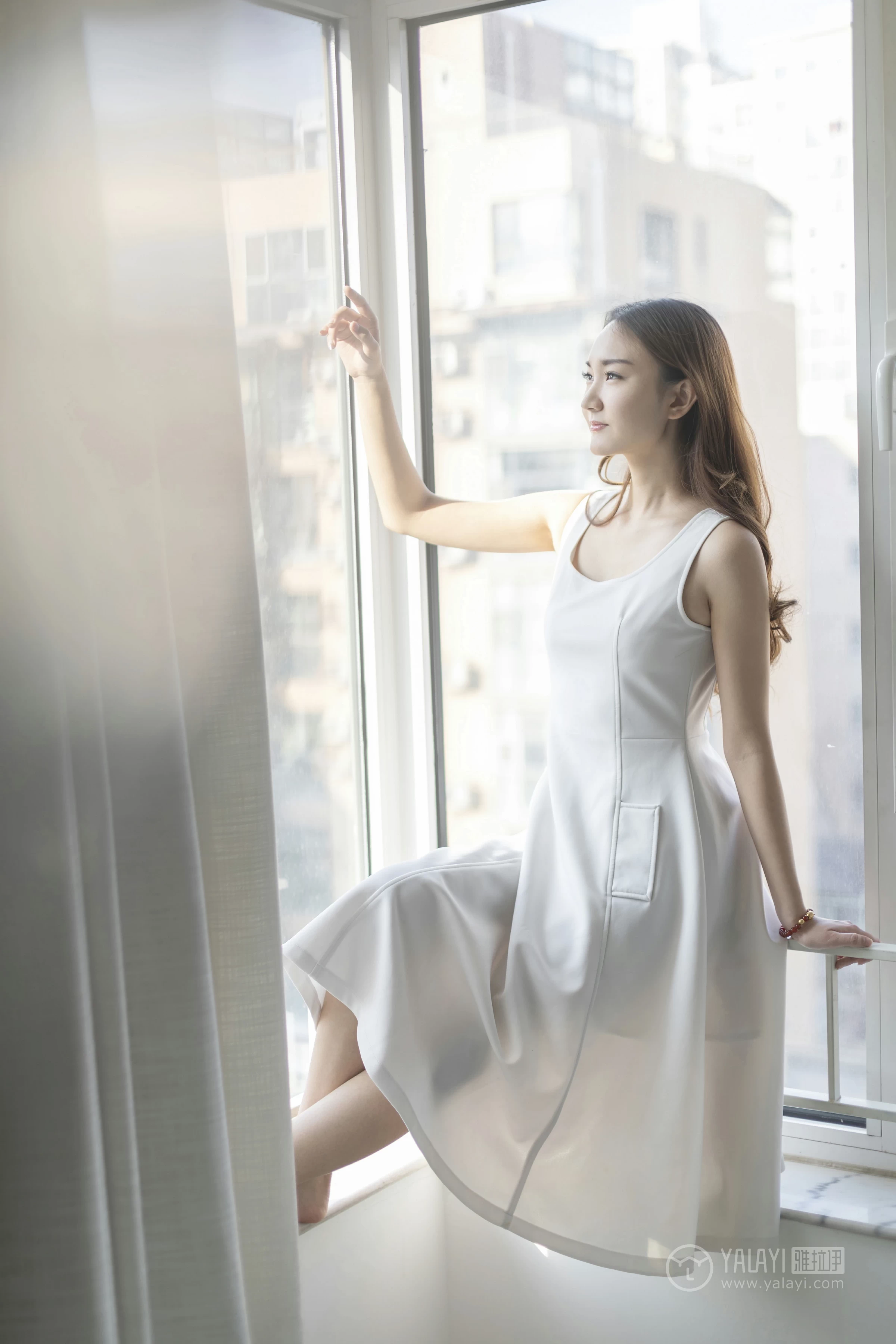 [YALAYI雅拉伊]No.212 白色星期六 丁煊彤 白色连身礼裙性感私房写真集第3张
