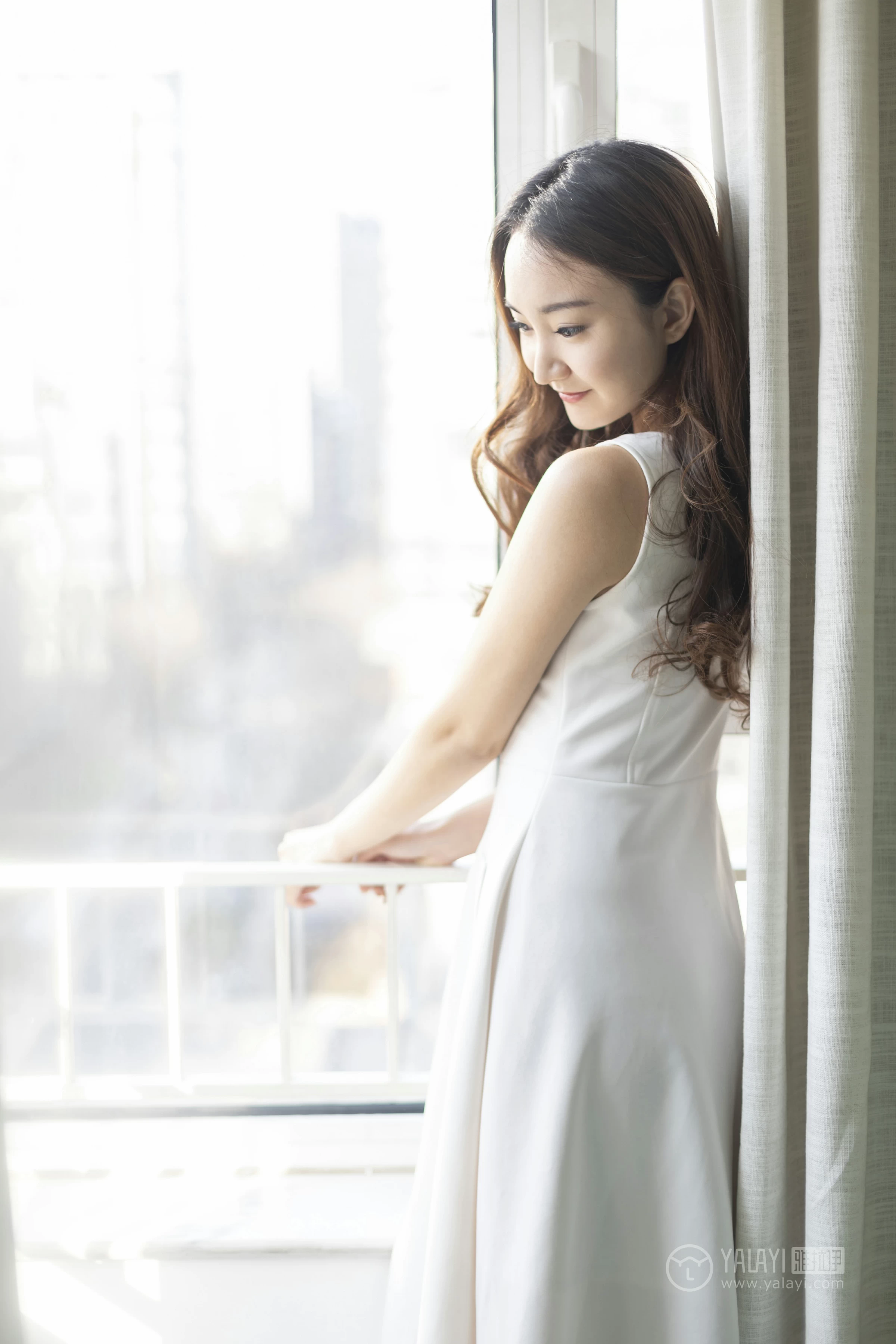 [YALAYI雅拉伊]No.212 白色星期六 丁煊彤 白色连身礼裙性感私房写真集第12张