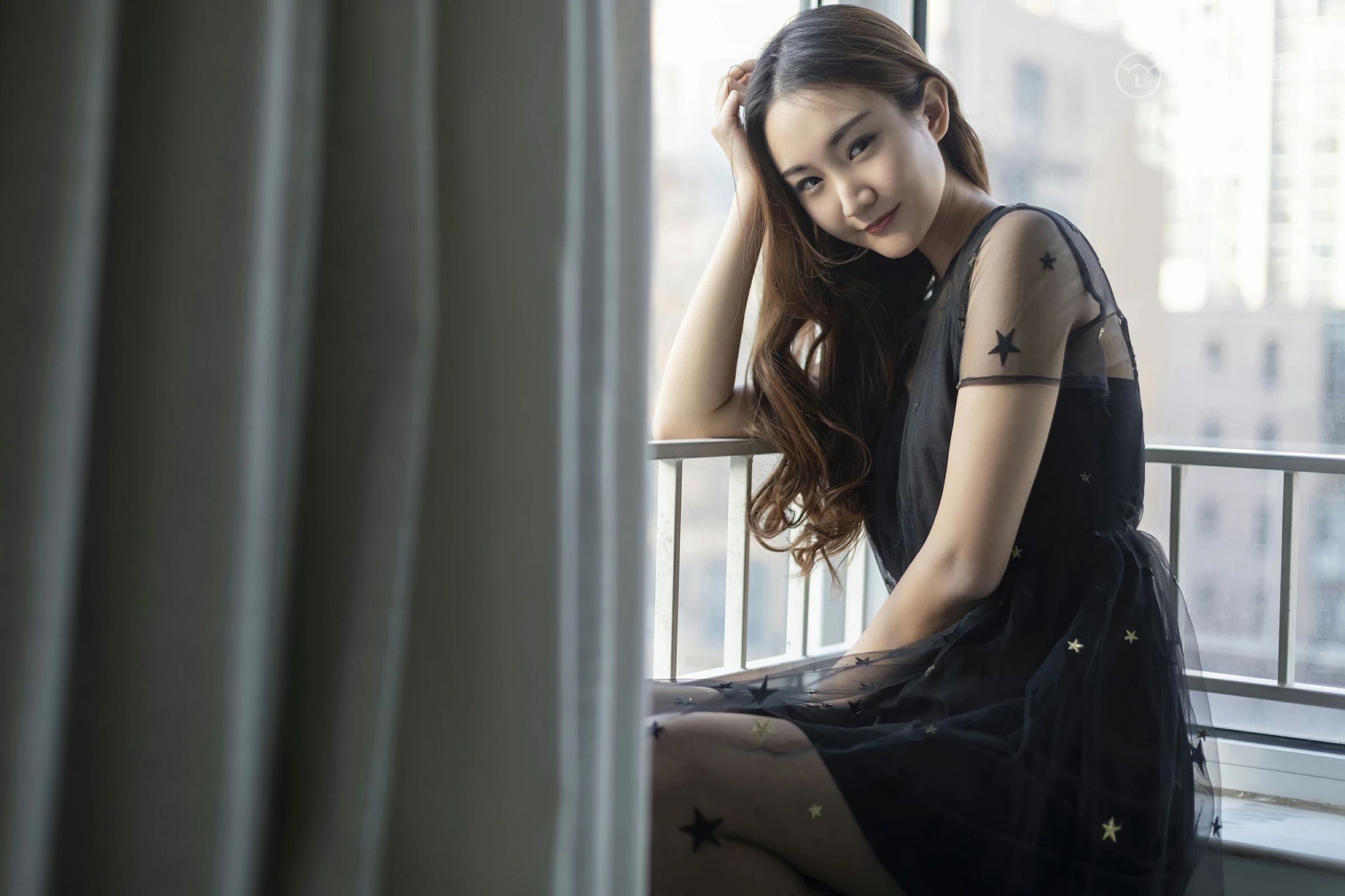 [YALAYI雅拉伊]No.220 等候 丁煊彤 黑色透视吊带连衣裙性感私房写真集第7张