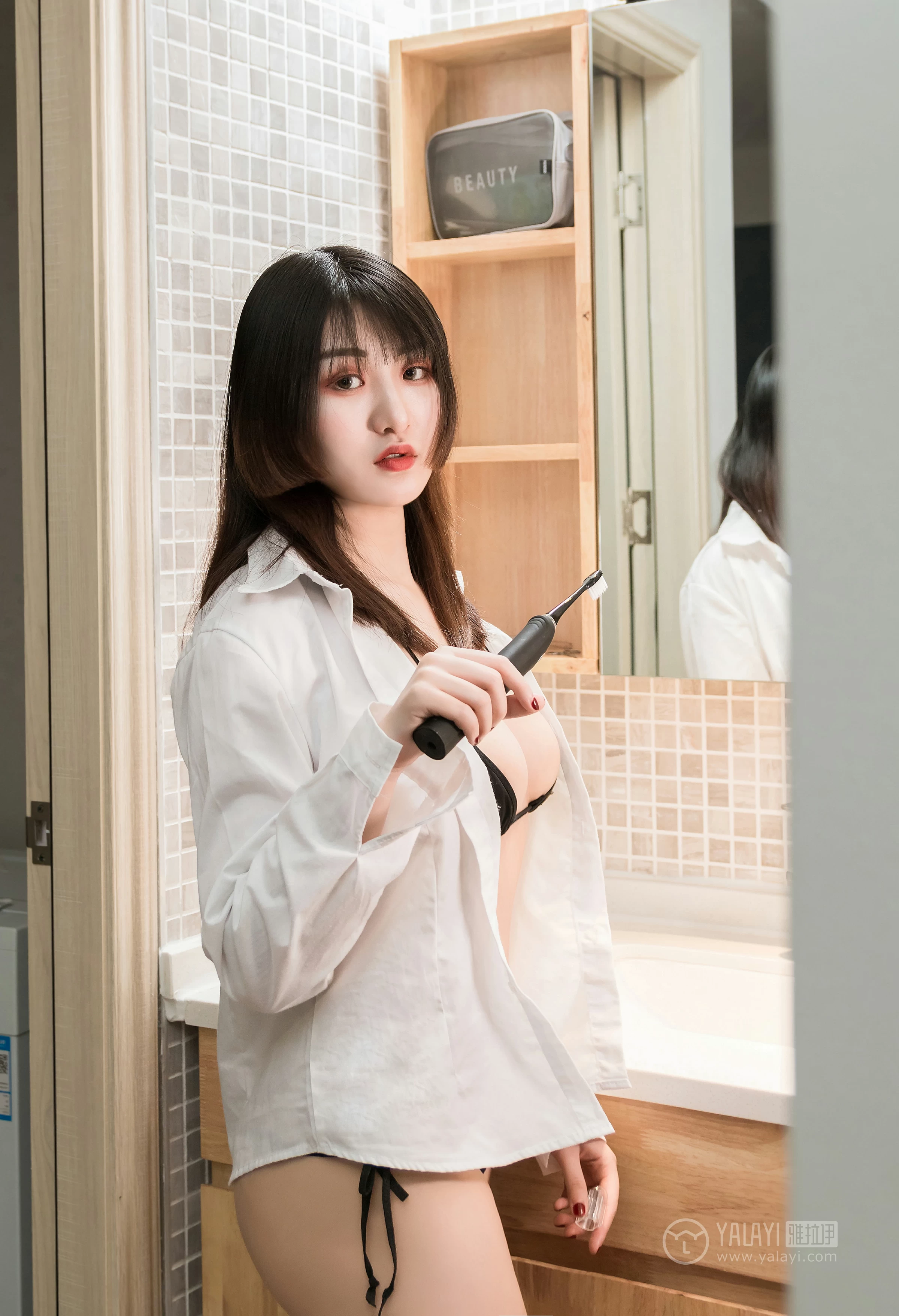 [YALAYI雅拉伊]No.221 极品秘书 娇子 黑色情趣内衣与紧身连衣裙加黑色丝袜美腿性感私房写真集第9张