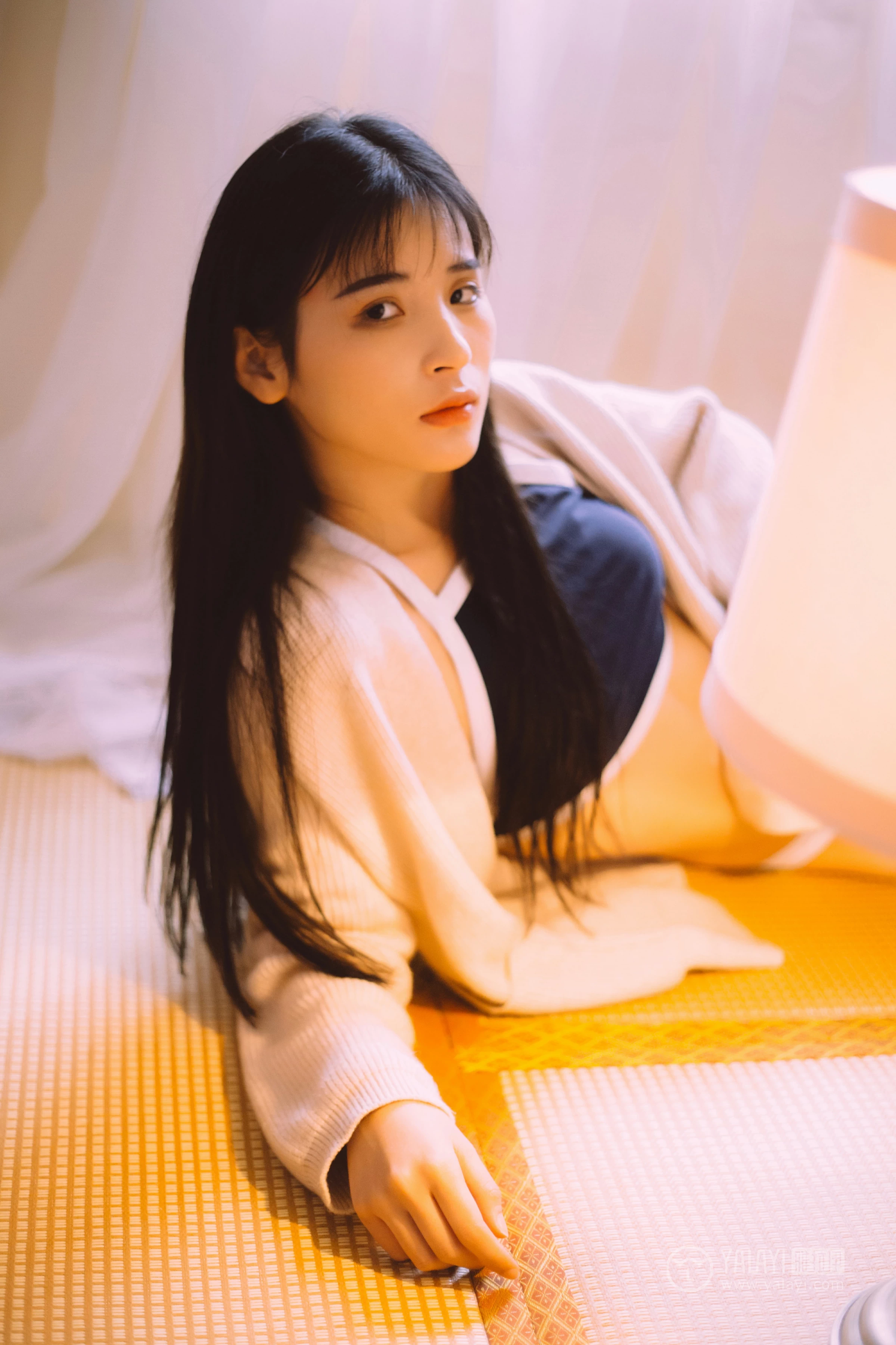 [YALAYI雅拉伊]No.222 如花似玉 阿惜 白色外套加蓝色内衣性感私房写真集第4张