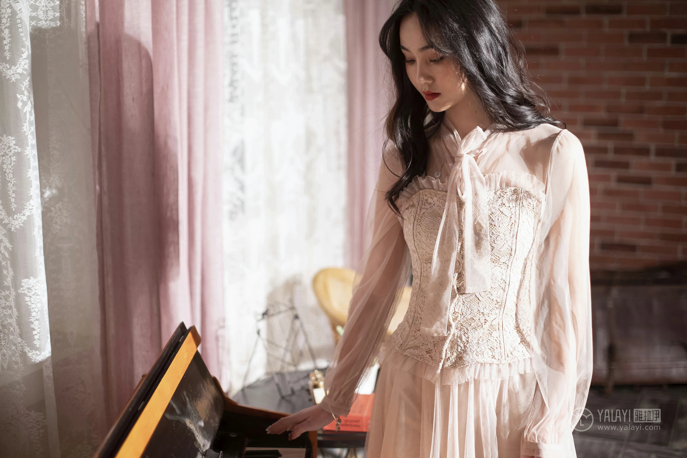 [YALAYI雅拉伊]No.227 蓝月 项兴咏 粉色透视镂空连衣裙性感私房写真集第5张