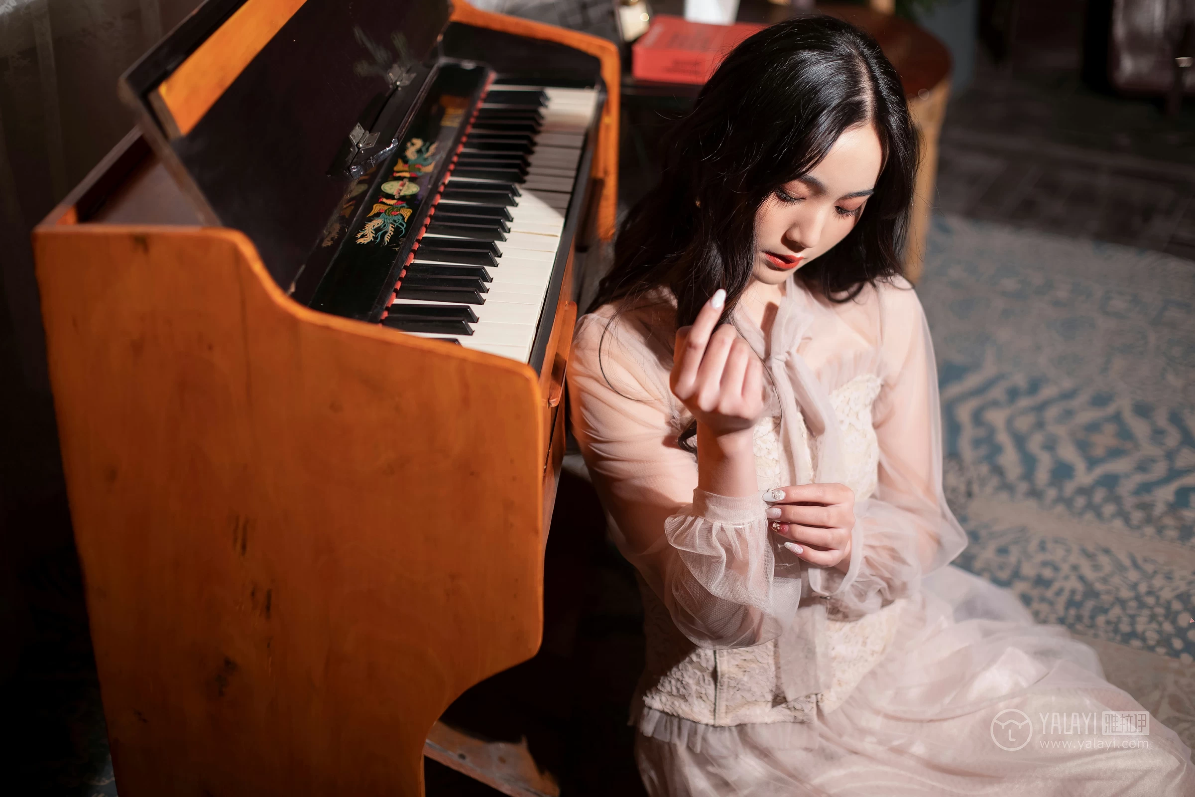 [YALAYI雅拉伊]No.227 蓝月 项兴咏 粉色透视镂空连衣裙性感私房写真集第7张