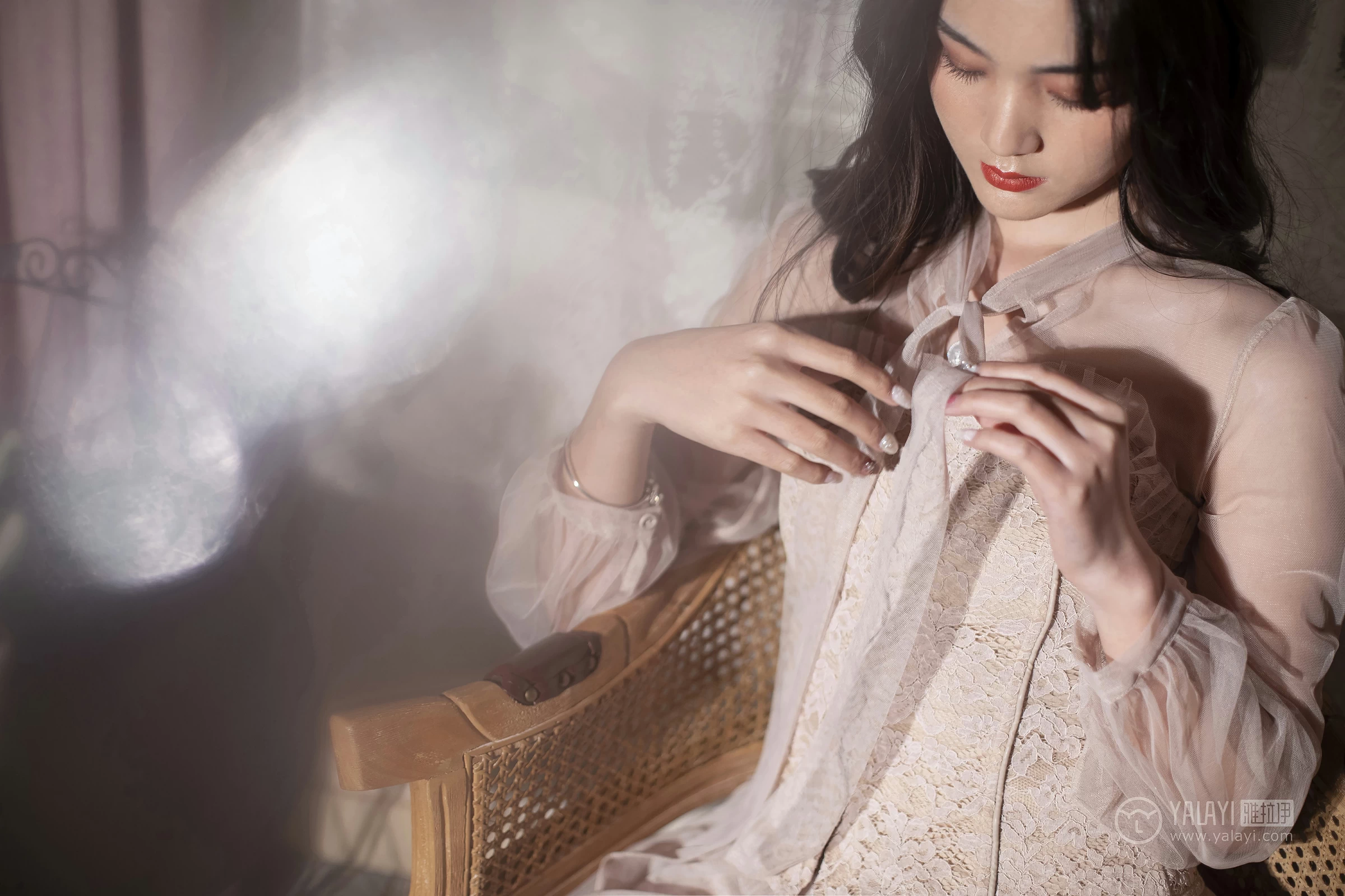 [YALAYI雅拉伊]No.227 蓝月 项兴咏 粉色透视镂空连衣裙性感私房写真集第11张