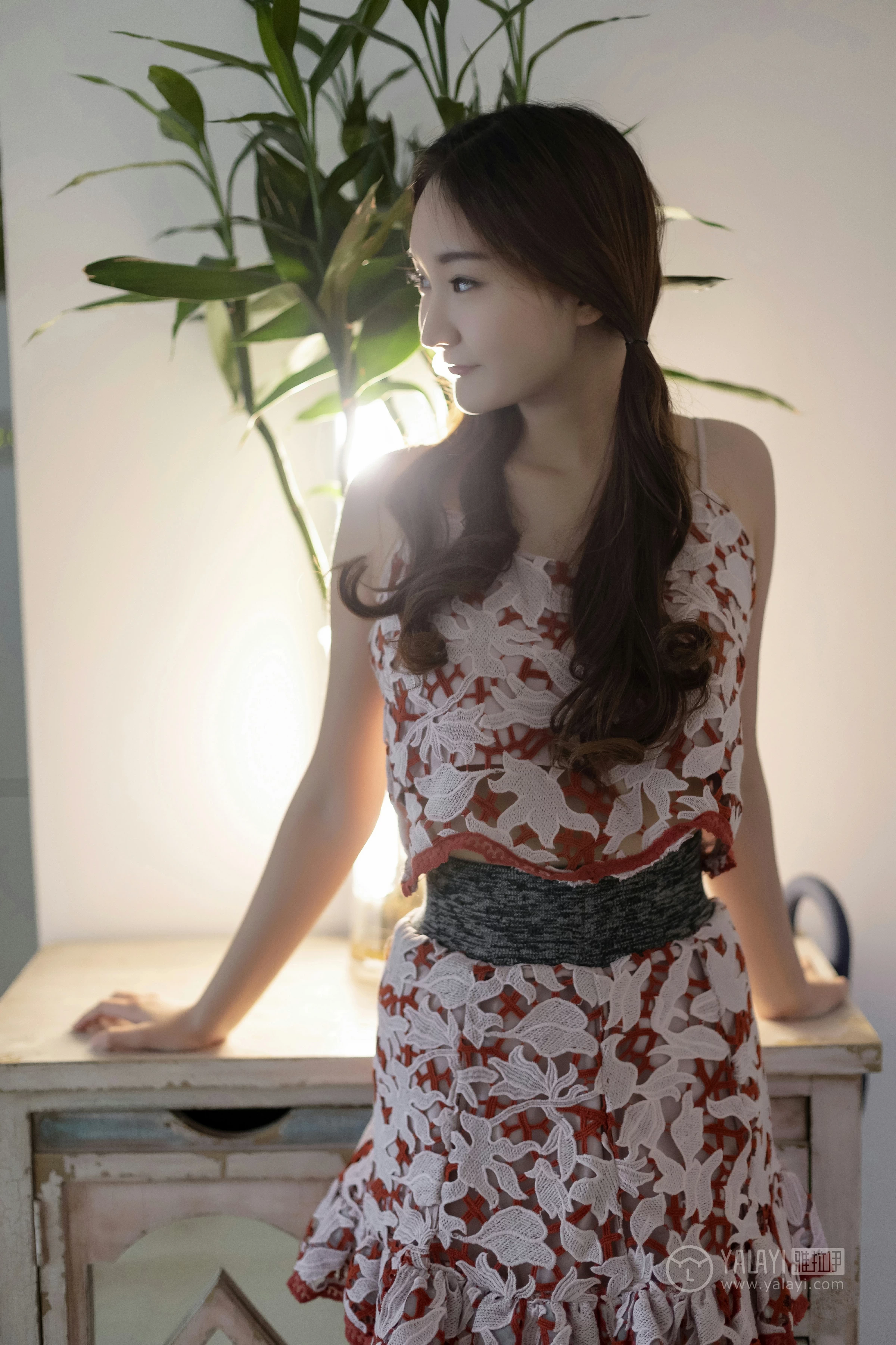 [YALAYI雅拉伊]No.231 《贤妻》 丁煊彤 红色吊带连衣裙居家性感私房写真集第9张