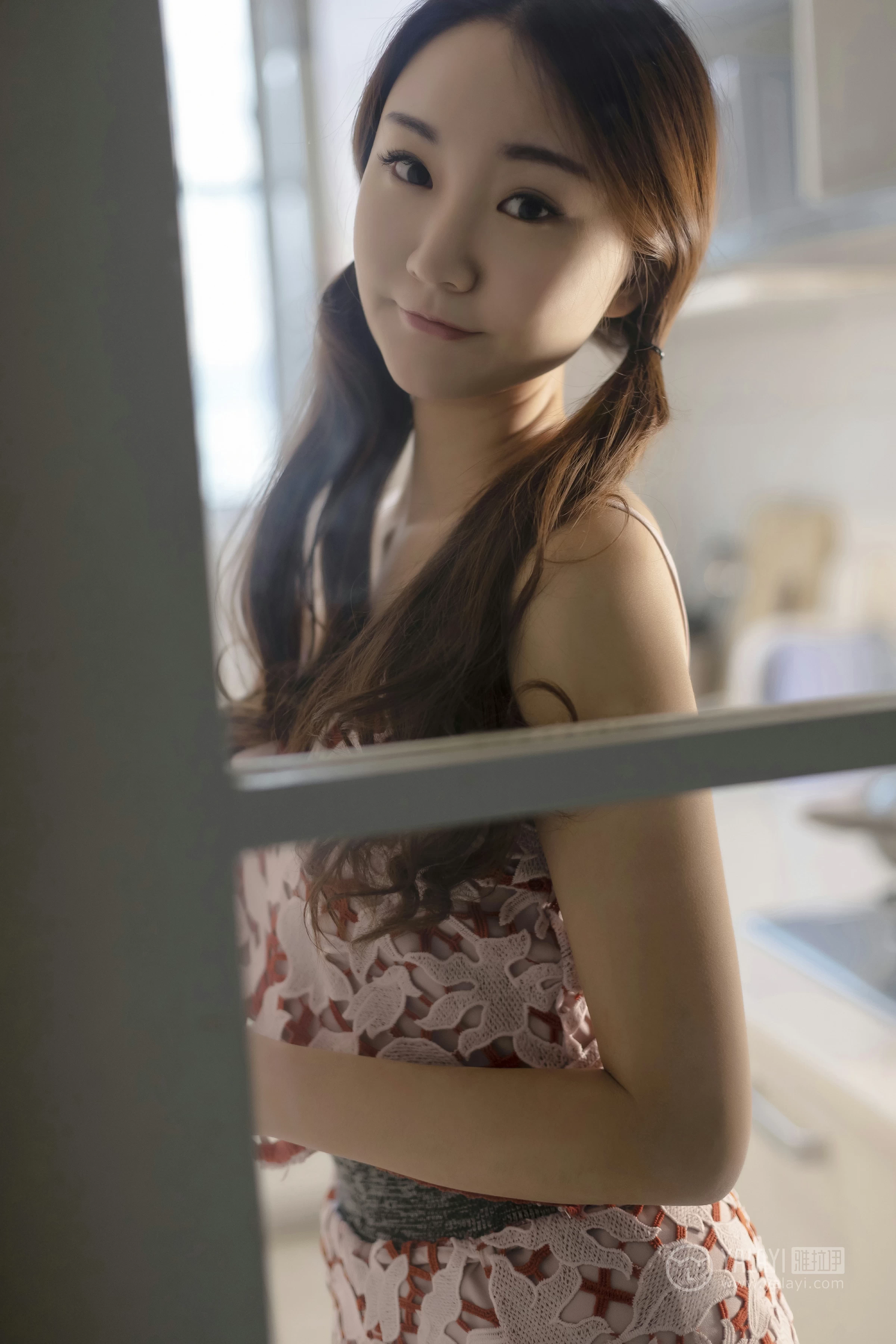 [YALAYI雅拉伊]No.231 《贤妻》 丁煊彤 红色吊带连衣裙居家性感私房写真集第5张