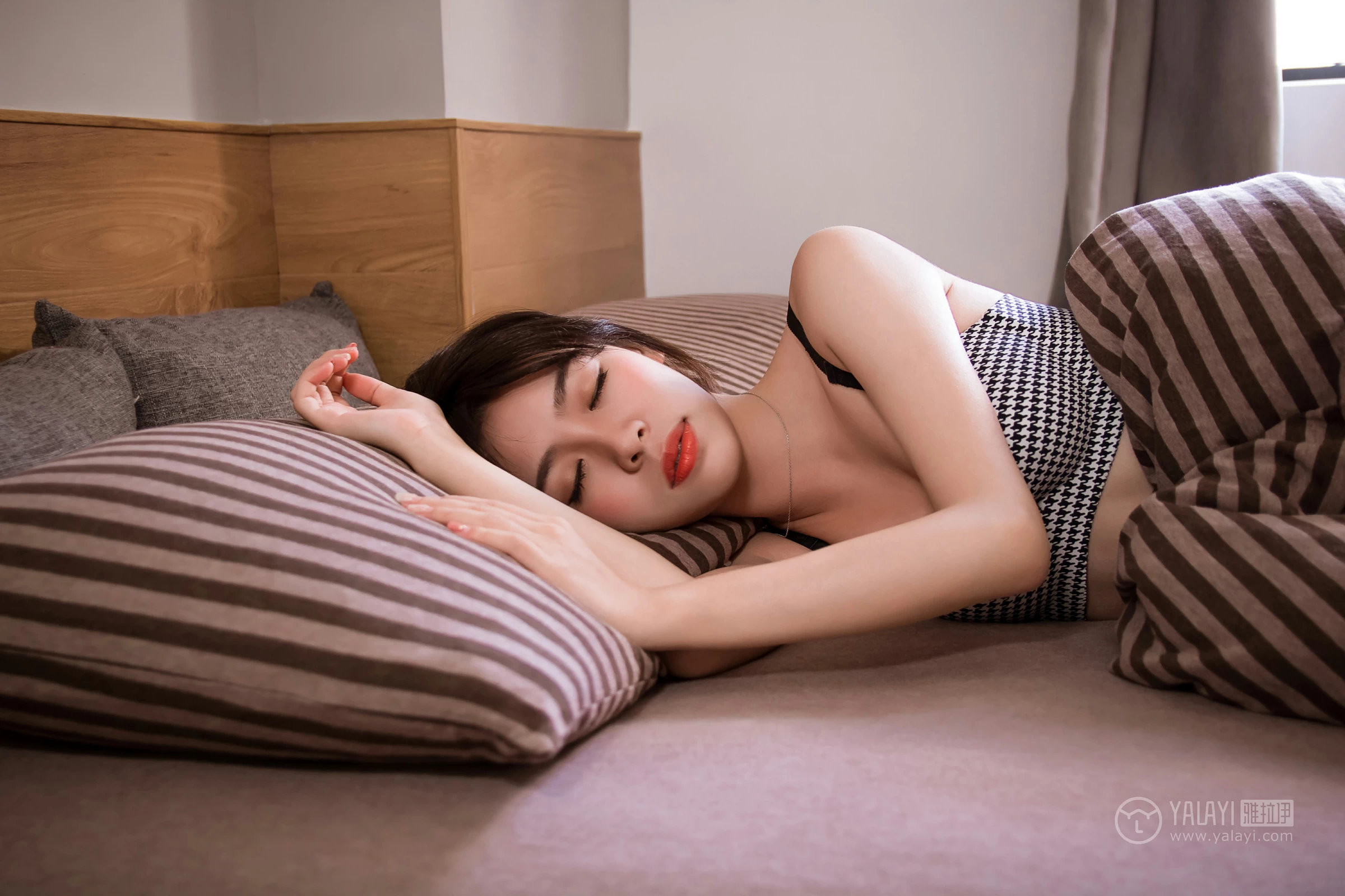 [YALAYI雅拉伊]No.232 《少女的早餐》 小杨 灰色短袖加格子内衣性感私房写真集第2张