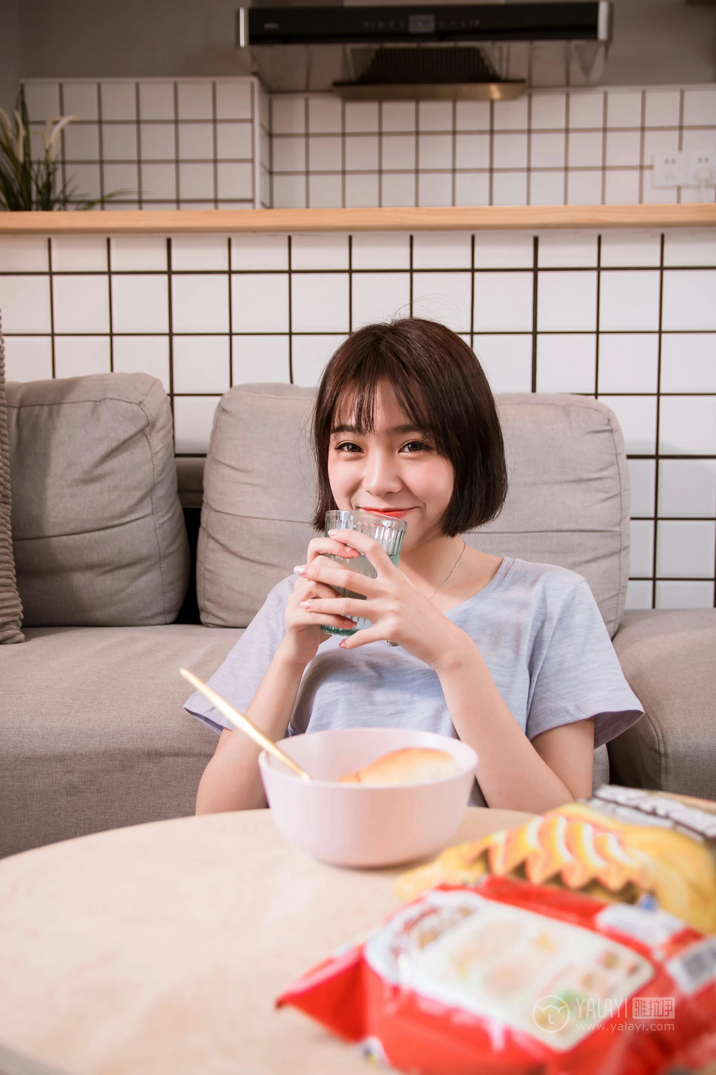 [YALAYI雅拉伊]No.232 《少女的早餐》 小杨 灰色短袖加格子内衣性感私房写真集第10张