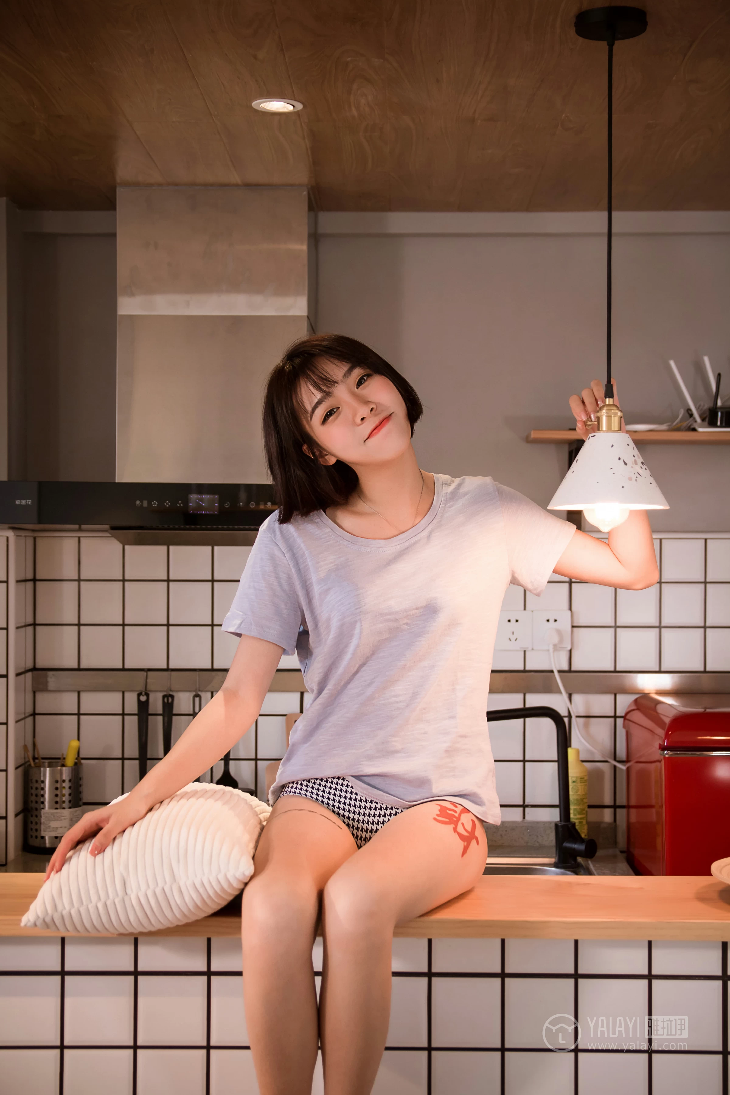 [YALAYI雅拉伊]No.232 《少女的早餐》 小杨 灰色短袖加格子内衣性感私房写真集第11张