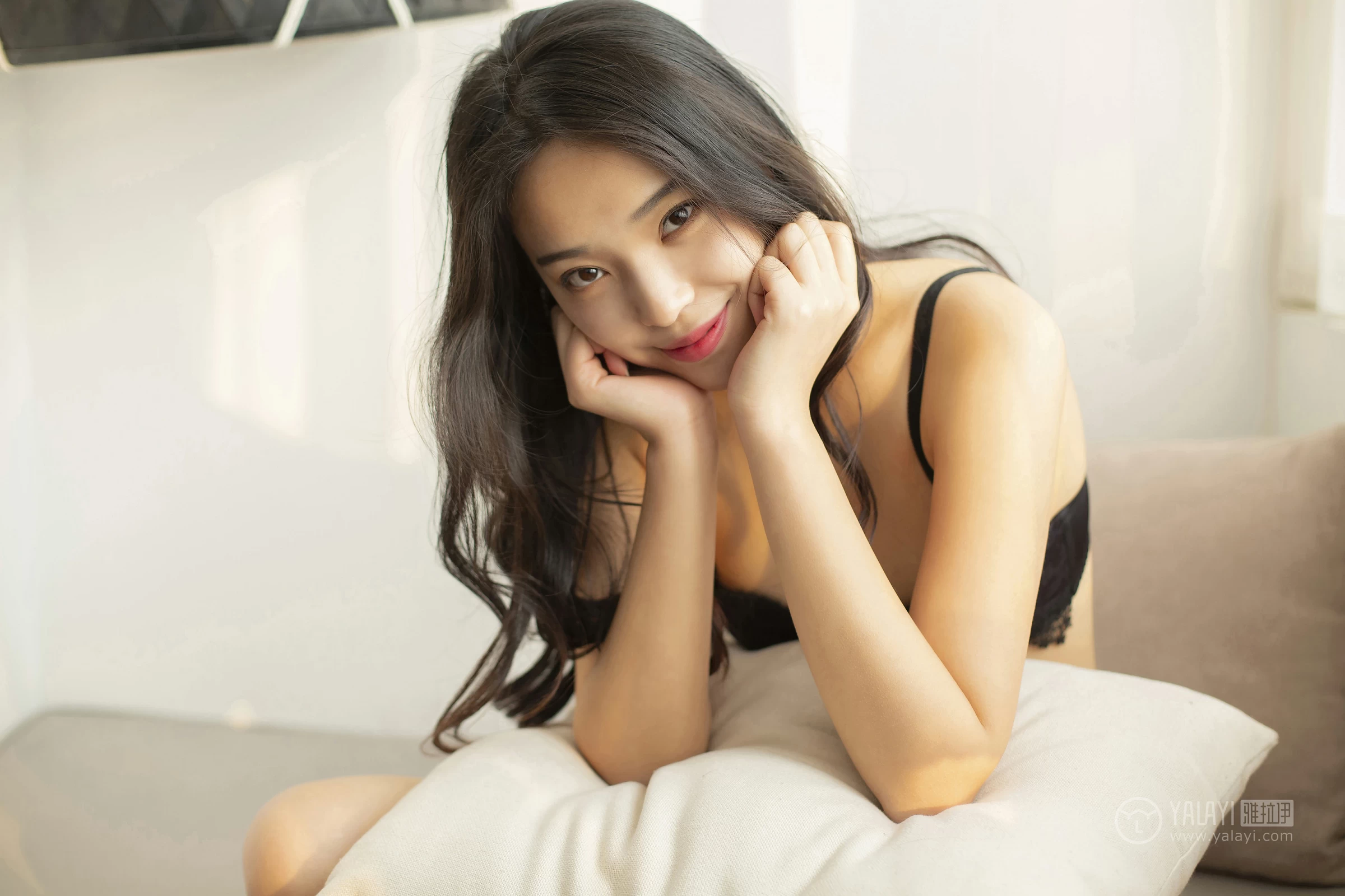 [YALAYI雅拉伊]No.237 淑质艳光 楚薇 黑色蕾丝内衣性感私房写真集第2张