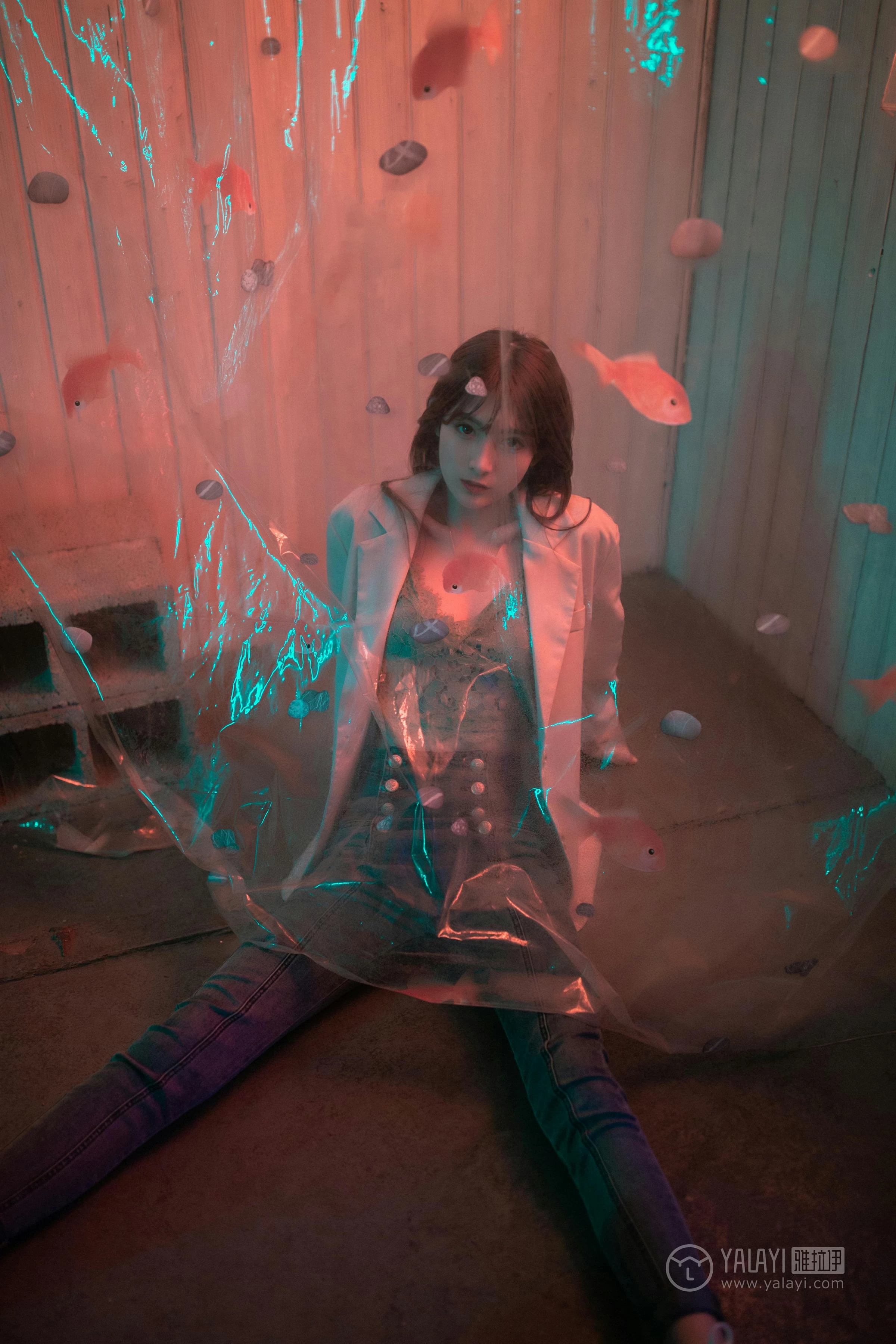 [YALAYI雅拉伊]No.245 无关痛痒 丸糯糯 米色外套与灰色蕾丝内衣加紧身牛仔裙裤性感私房写真集第14张