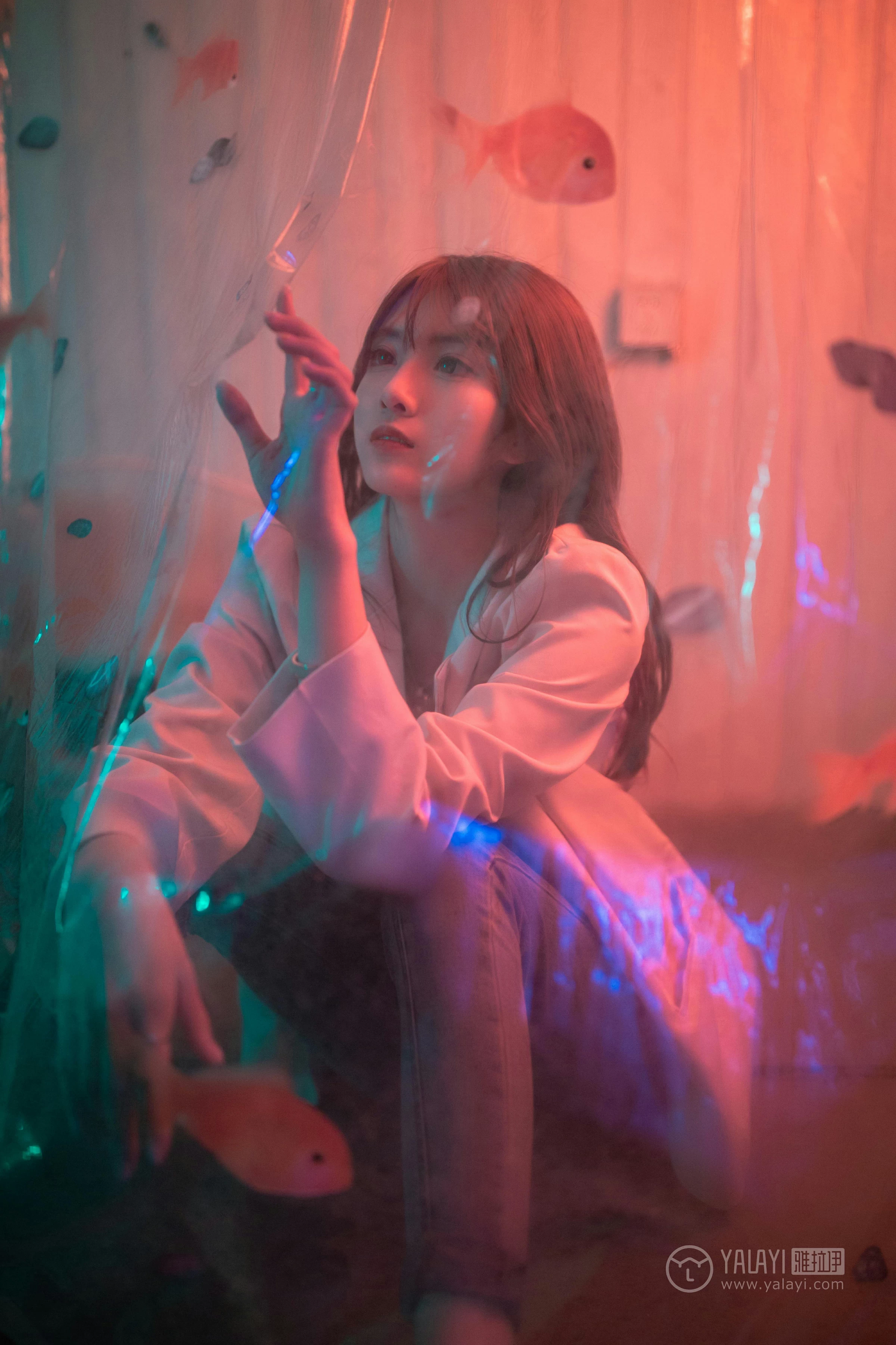 [YALAYI雅拉伊]No.245 无关痛痒 丸糯糯 米色外套与灰色蕾丝内衣加紧身牛仔裙裤性感私房写真集第14张